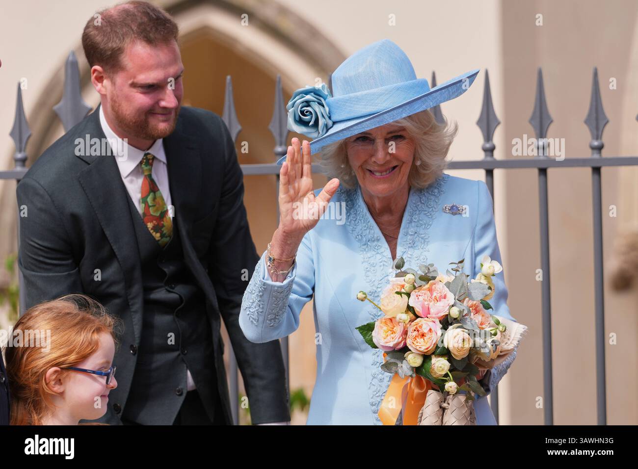 Queen Camilla waves to the crowd as she holds a posy after attending the Easter Matins Service at St. George's Chapel, Windsor Castle, England, Sunday, April 20, 2025. (AP Photo/Kirsty Wigglesworth, Pool) Stockfoto