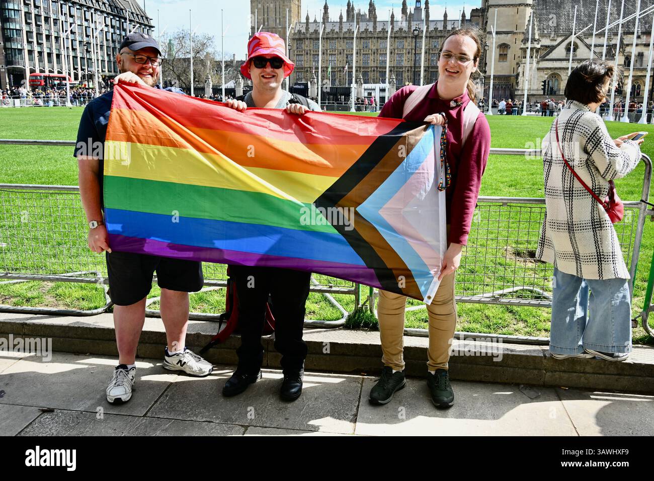 LGBTQ Pride Flag + Trans Rights Protest nach dieser Woche Urteil des Obersten Gerichtshofs über die Definition einer Frau. Parliament Square, Westminster, London, Großbritannien Stockfoto