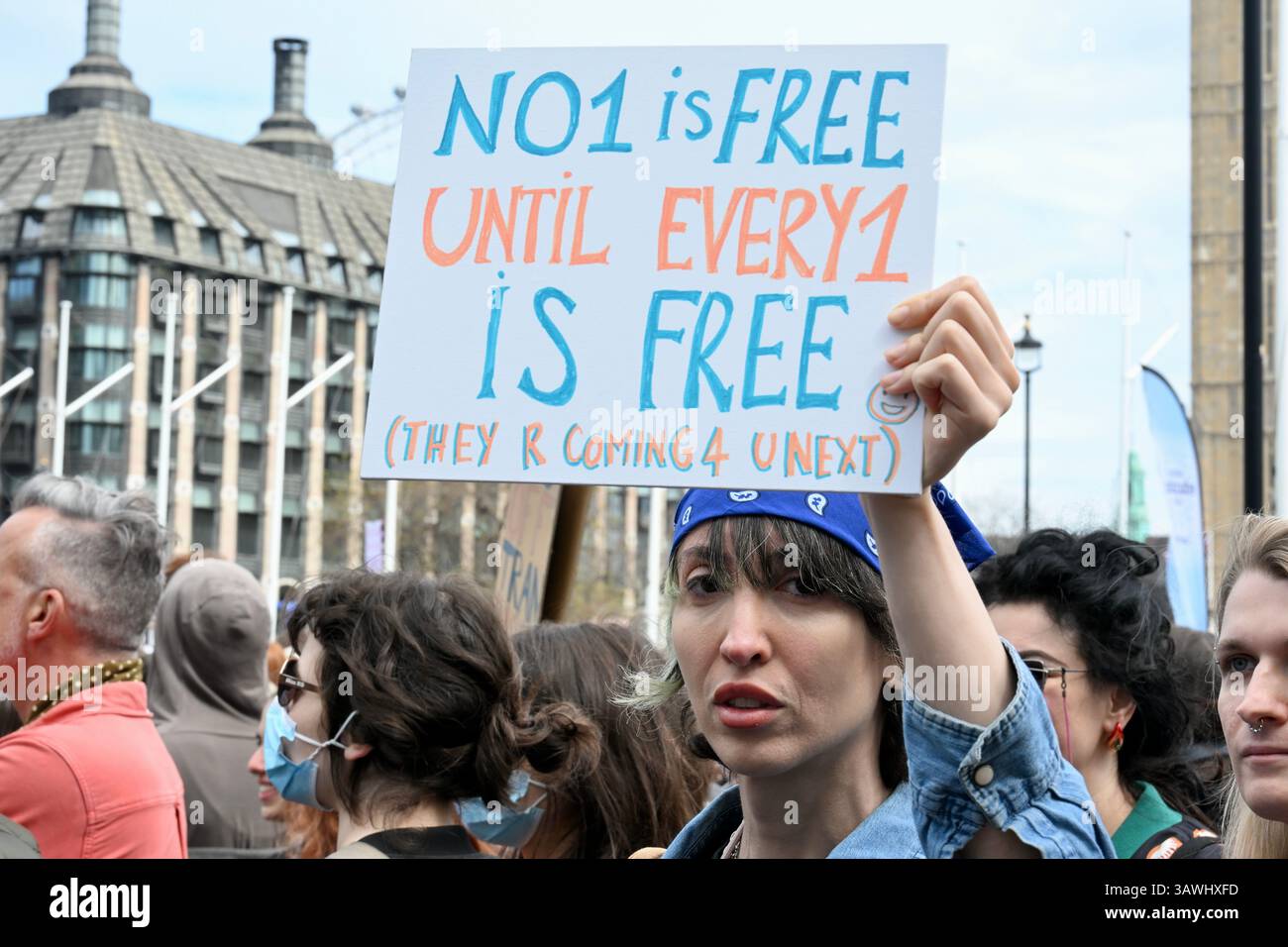 Trans Rights Protest nach dieser Woche Urteil des Obersten Gerichtshofs über die Definition einer Frau. Parliament Square, Westminster, London, Großbritannien Stockfoto