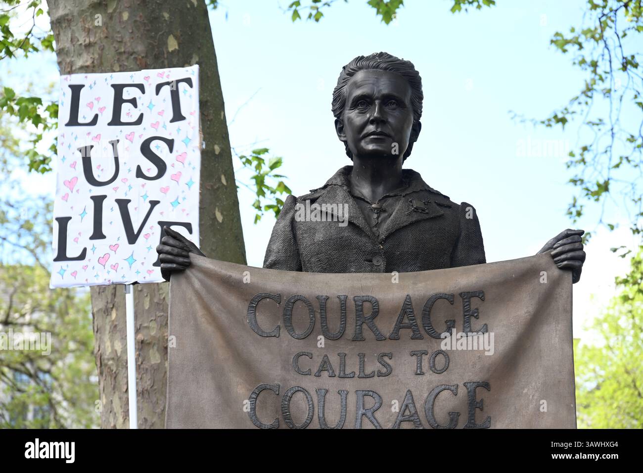 Millicent Fawcett. Suffragette-Statue. Trans-Rights-Protest nach dieser Woche Urteil des Obersten Gerichtshofs über die Definition einer Frau. Parliament Square, Westminster, London, Großbritannien Stockfoto