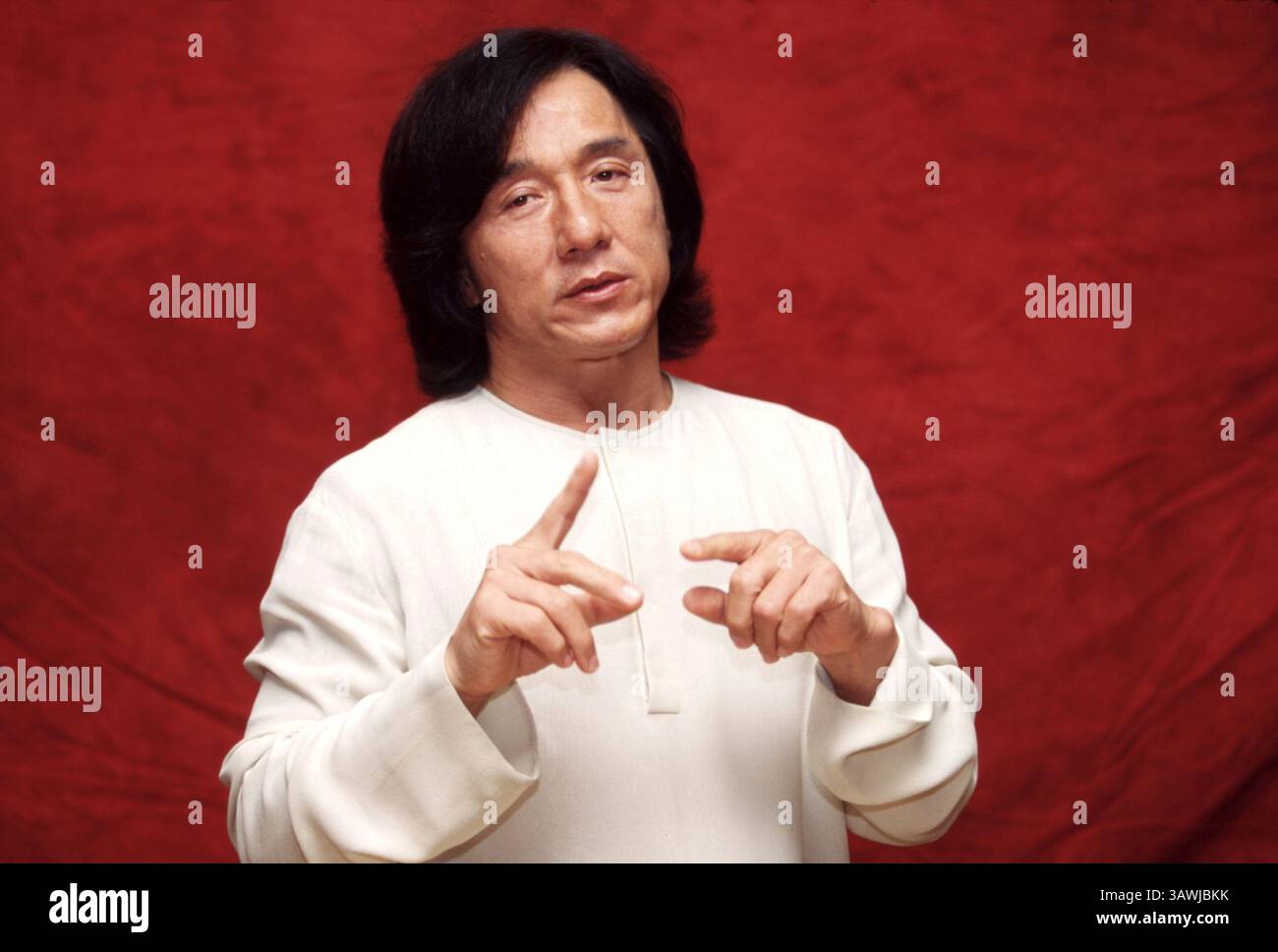 1. September 2002 – Hollywood, Kalifornien, USA – JACKIE CHAN promotet 'The Tuxedo' Chan Kong-Sang (* 7. April 1954) ist ein Hongkonger Kampfkünstler, Schauspieler, Filmregisseur, Produzent, Stuntman, und Sänger. In seinen Filmen ist er bekannt für seinen akrobatischen Kampfstil, Comic-Timing, den Einsatz improvisierter Waffen und innovative Stunts, die er typischerweise selbst aufführt. Er hat in Kung Fu und Hapkido trainiert. Er ist seit den 1960er Jahren Schauspiel und spielte in über 150 Filmen. (Bild: © Armando Gallo/ZUMA Studio) Stockfoto