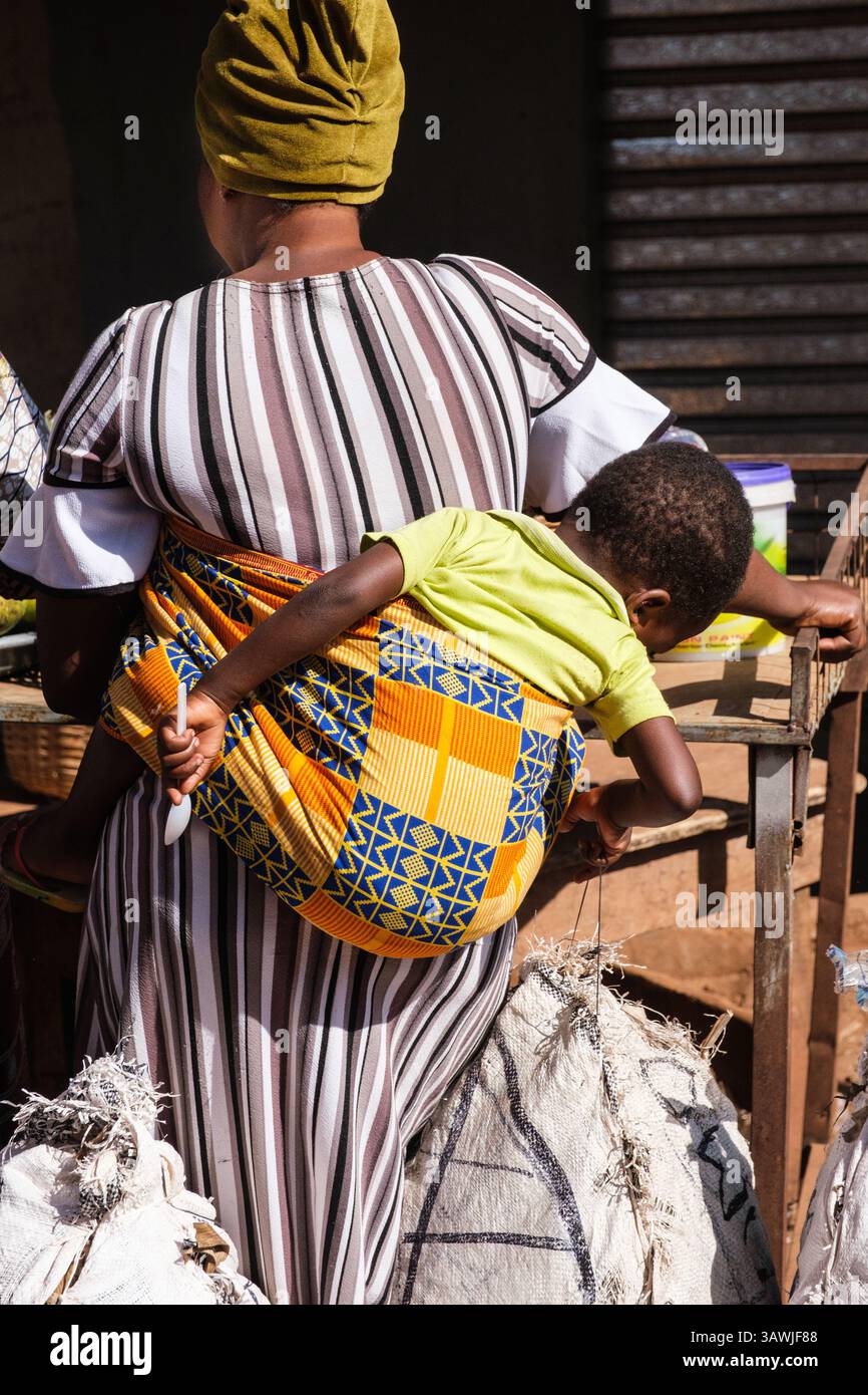 Ghana, Tamale. Frau, die ein Baby auf dem Rücken trägt. Stockfoto