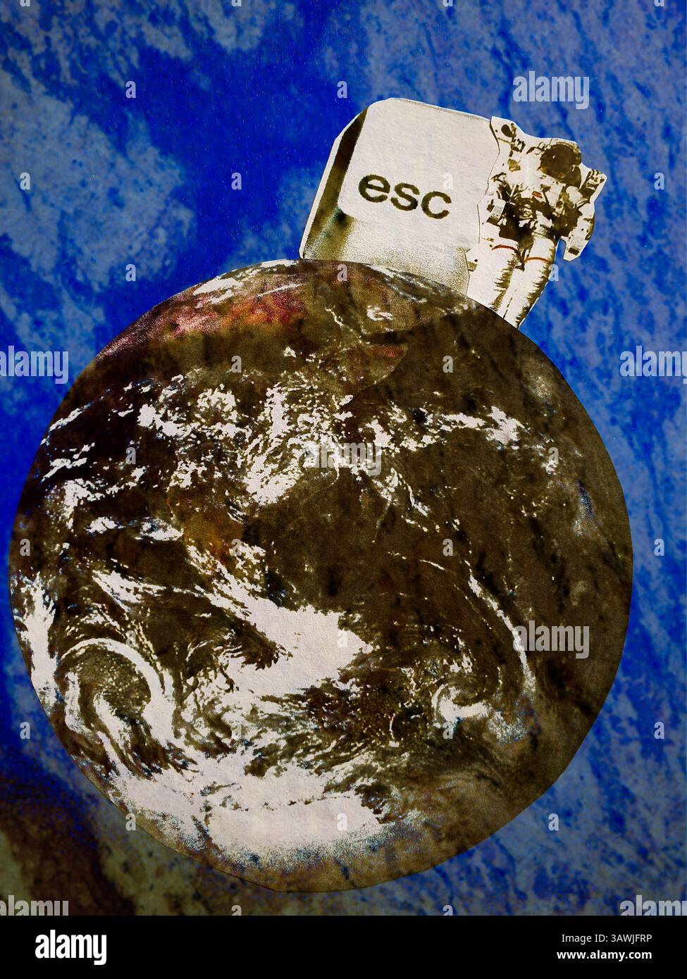 Collage eines Astronauten, der neben einem esc-Knopf auf dem Planeten Erde steht Stockfoto