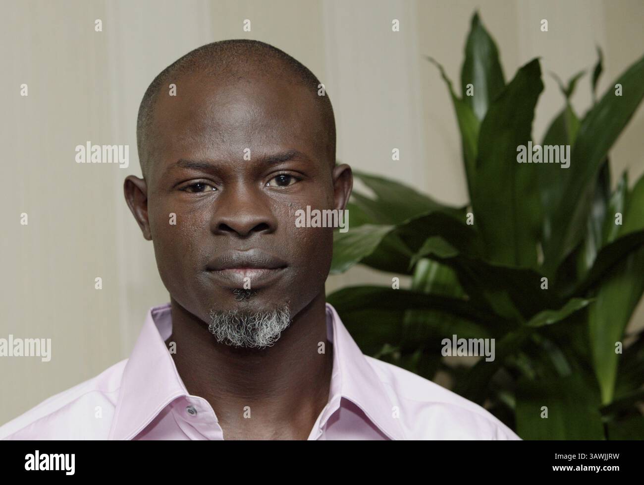 16. Dezember 2006: Hollywood, Kalifornien, USA – DJIMON HOUNSOU fördert Blood Diamond Djimon Gaston Hounsou (* 24. April 1964 in Beninese) ist ein US-amerikanischer Schauspieler und Model. Hounsou begann seine Karriere in Musikvideos. Sein Filmdebüt gab er in Without You I’m Nothing (1990) und erlangte große Anerkennung für seine Rolle als Cinqué in Amistad (1997). Weitere Anerkennung erhielt er für seine Rollen in Gladiator (2000), in America (2003), Blood Diamond (2006) und erhielt den Academy Award für die Nominierungen für den besten Nebendarsteller für beide Filme sowie für seine Rollen in Guardians of the G Stockfoto
