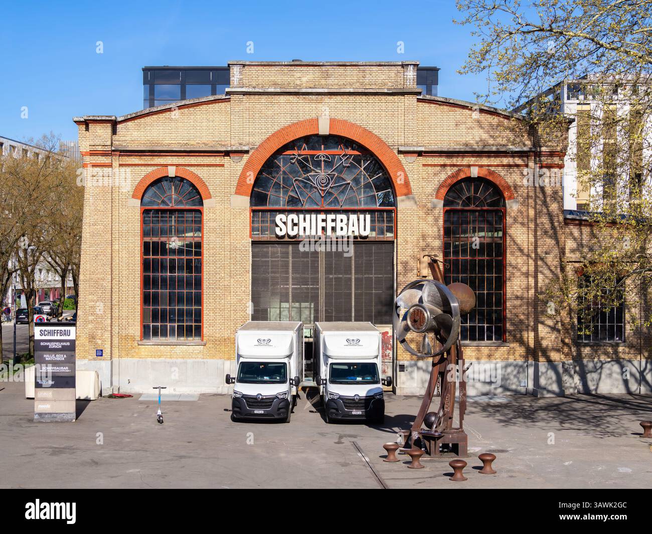 Zürich, Schweiz - 10. April 2025: Der Schiffbau in Zürich ist ein pulsierender Kulturort und ehemaliges Schiffbaulager am Ufer der Stockfoto