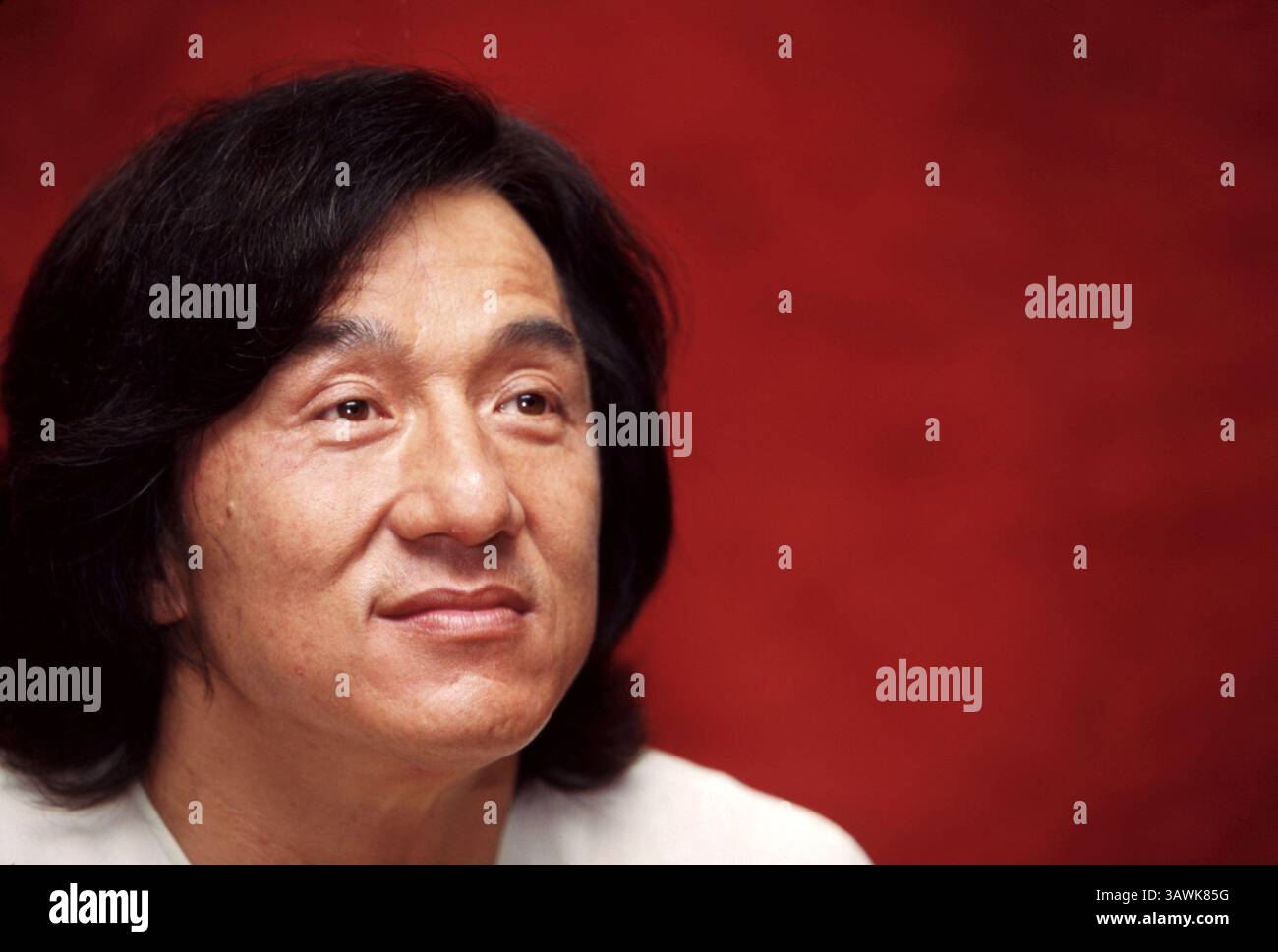 1. September 2002 – Hollywood, Kalifornien, USA – JACKIE CHAN promotet 'The Tuxedo' Chan Kong-Sang (* 7. April 1954) ist ein Hongkonger Kampfkünstler, Schauspieler, Filmregisseur, Produzent, Stuntman, und Sänger. In seinen Filmen ist er bekannt für seinen akrobatischen Kampfstil, Comic-Timing, den Einsatz improvisierter Waffen und innovative Stunts, die er typischerweise selbst aufführt. Er hat in Kung Fu und Hapkido trainiert. Er ist seit den 1960er Jahren Schauspiel und spielte in über 150 Filmen. (Bild: © Armando Gallo/ZUMA Studio) Stockfoto