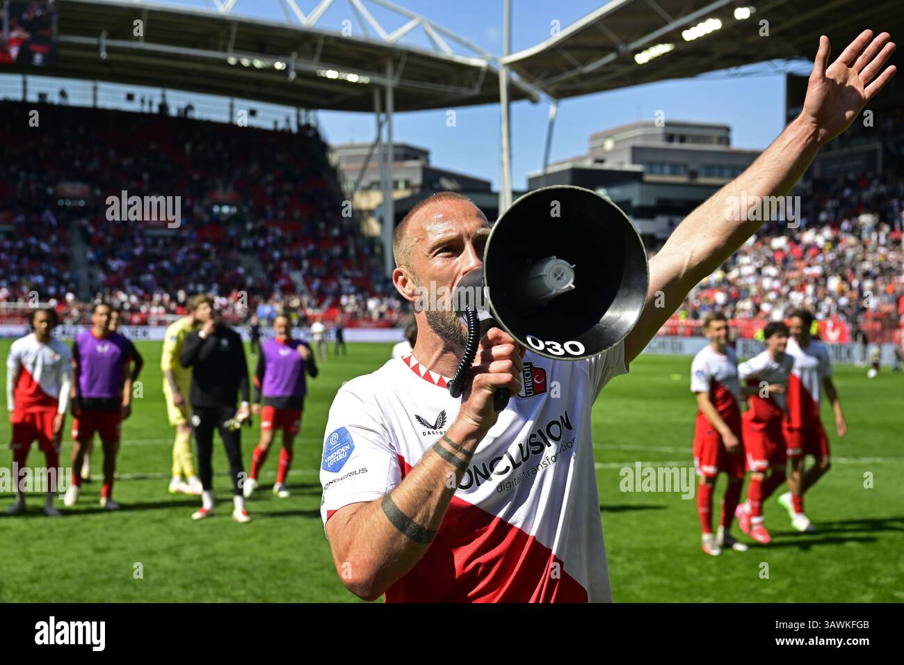 UTRECHT - Mike van der Hoorn vom FC Utrecht dankt dem Publikum nach dem Sieg 4-0 im niederländischen Eredivisie-Spiel gegen Ajax im Stadion Galgenwaard am 20. April 2025 in Utrecht, Niederlande. ANP OLAF RISS Stockfoto