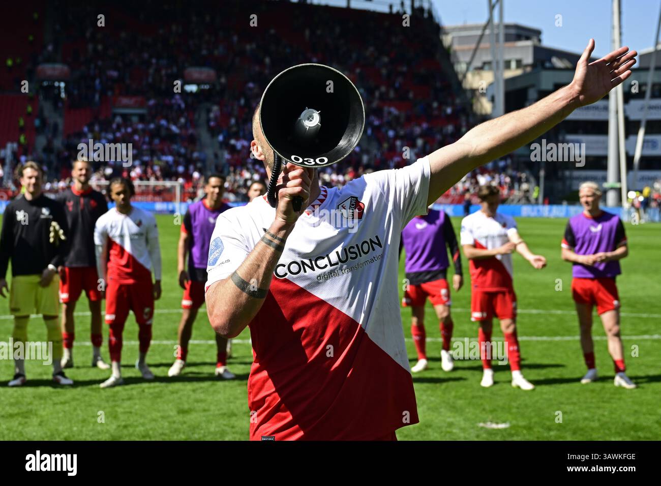 UTRECHT - Mike van der Hoorn vom FC Utrecht dankt dem Publikum nach dem Sieg 4-0 im niederländischen Eredivisie-Spiel gegen Ajax im Stadion Galgenwaard am 20. April 2025 in Utrecht, Niederlande. ANP OLAF RISS Stockfoto