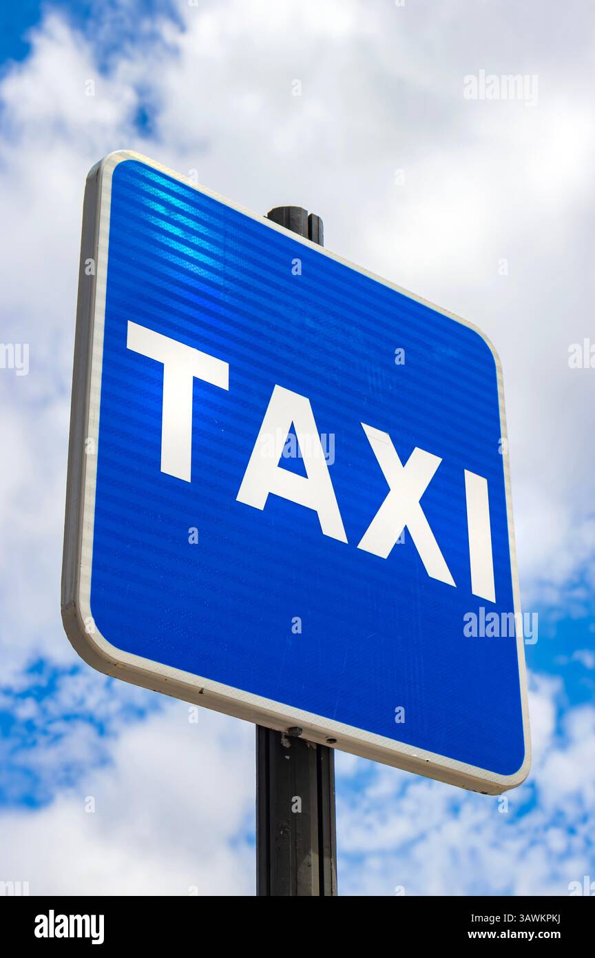 Blaues und weißes Taxischild, isoliert vor blauem Himmel und Wolken auf teneriffa Canariesspain Stockfoto