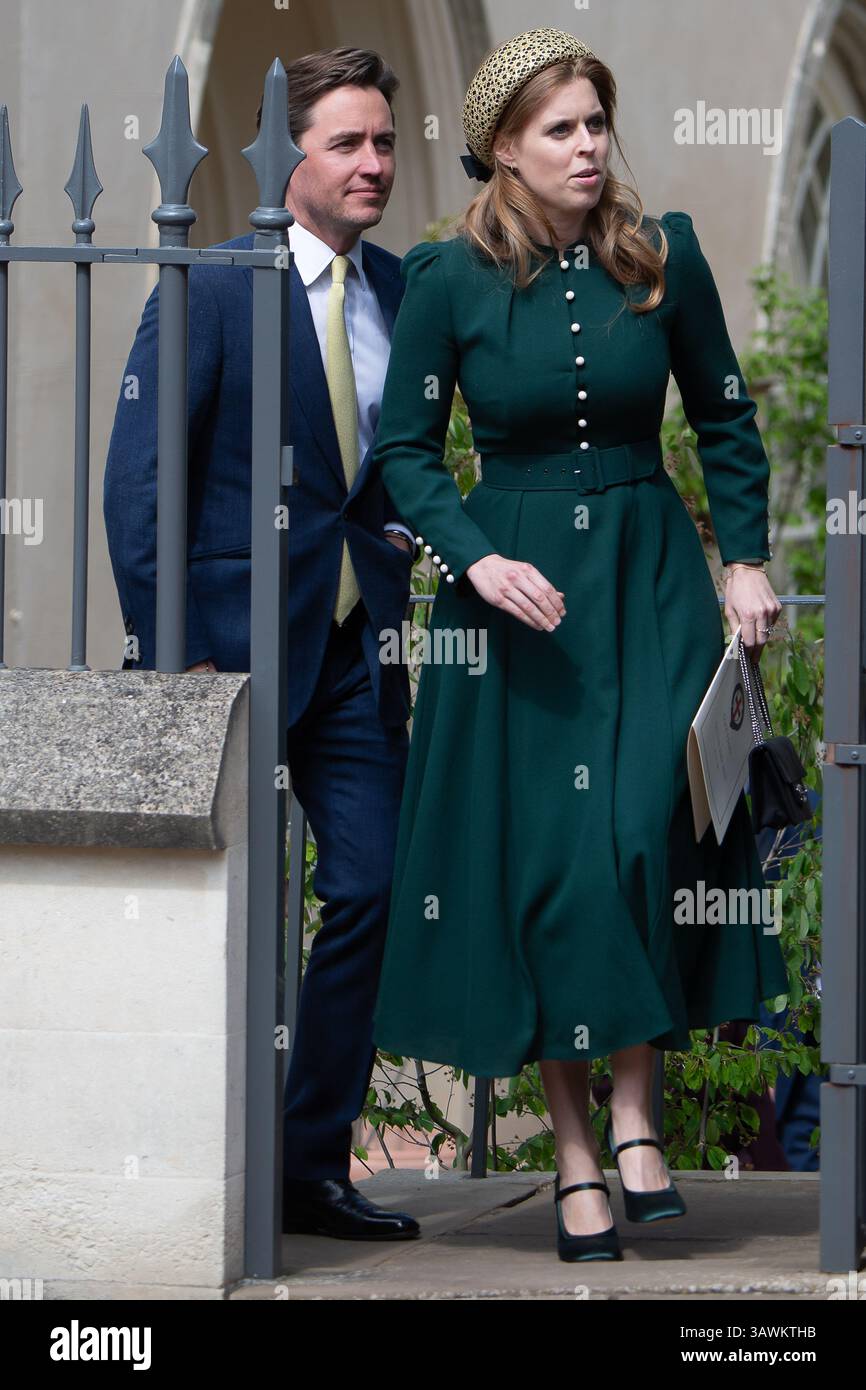 Windsor, Berkshire, Großbritannien. April 2025. Prinzessin Beatrice und ihr Ehemann Edoardo Mapelli Mozzi verlassen die St. George's Chapel auf Windsor Castle in Berkshire, nachdem sie am Ostersonntag den Gottesdienst besucht hatten. Quelle: Maureen McLean/Alamy Live News Stockfoto