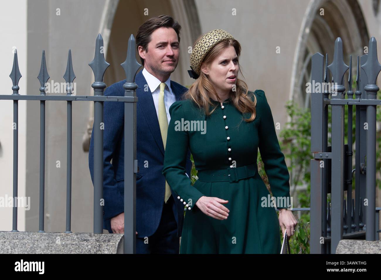 Windsor, Berkshire, Großbritannien. April 2025. Prinzessin Beatrice und ihr Ehemann Edoardo Mapelli Mozzi verlassen die St. George's Chapel auf Windsor Castle in Berkshire, nachdem sie am Ostersonntag den Gottesdienst besucht hatten. Quelle: Maureen McLean/Alamy Live News Stockfoto