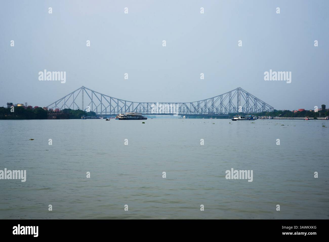 Voller Blick auf die Howrah-Brücke oder Rabindra Satu von der Mitte des Ganges. Auf der rechten Seite ist kalkutta oder kalkutta und auf der linken Seite ist Howrah City. Stockfoto