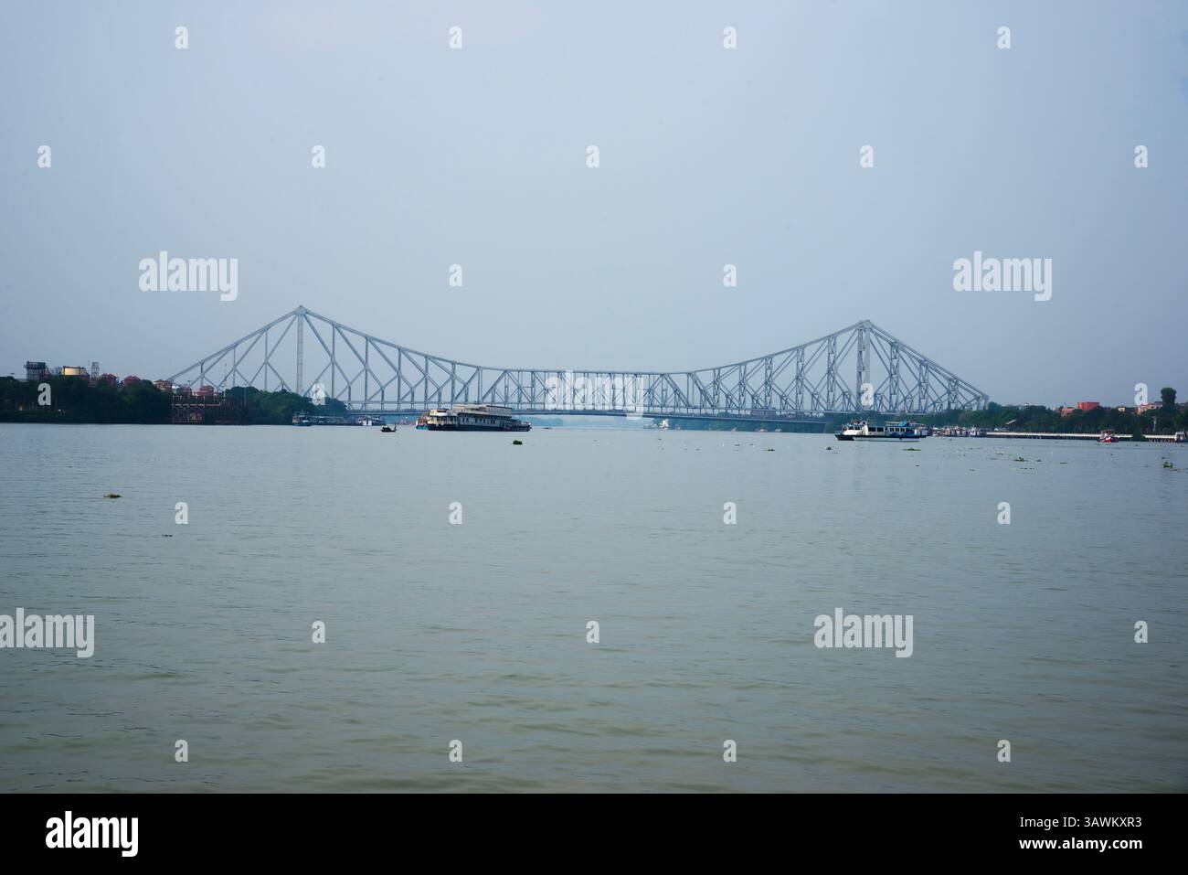 Voller Blick auf die Howrah-Brücke oder Rabindra Satu von der Mitte des Ganges. Auf der rechten Seite ist kalkutta oder kalkutta und auf der linken Seite ist Howrah City. Stockfoto