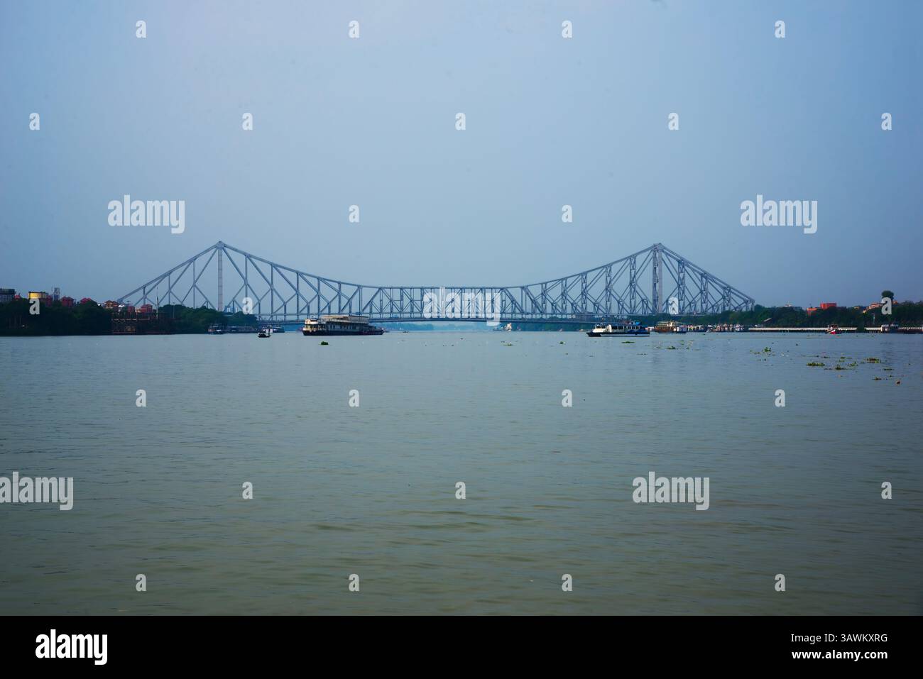 Voller Blick auf die Howrah-Brücke oder Rabindra Satu von der Mitte des Ganges. Auf der rechten Seite ist kalkutta oder kalkutta und auf der linken Seite ist Howrah City. Stockfoto