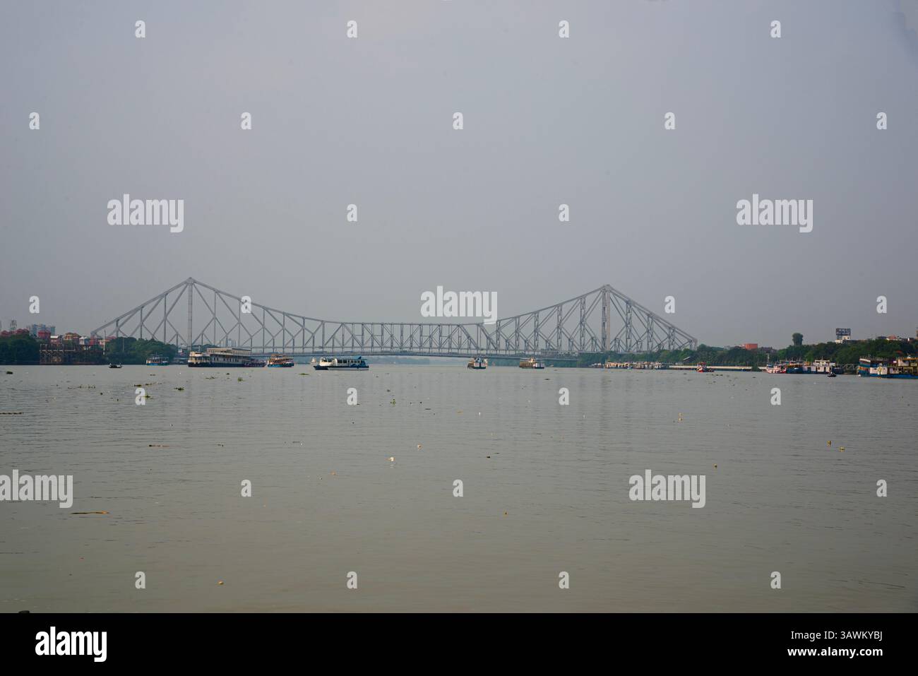 Voller Blick auf die Howrah-Brücke oder Rabindra Satu von der Mitte des Ganges. Auf der rechten Seite ist kalkutta oder kalkutta und auf der linken Seite ist Howrah City. Stockfoto