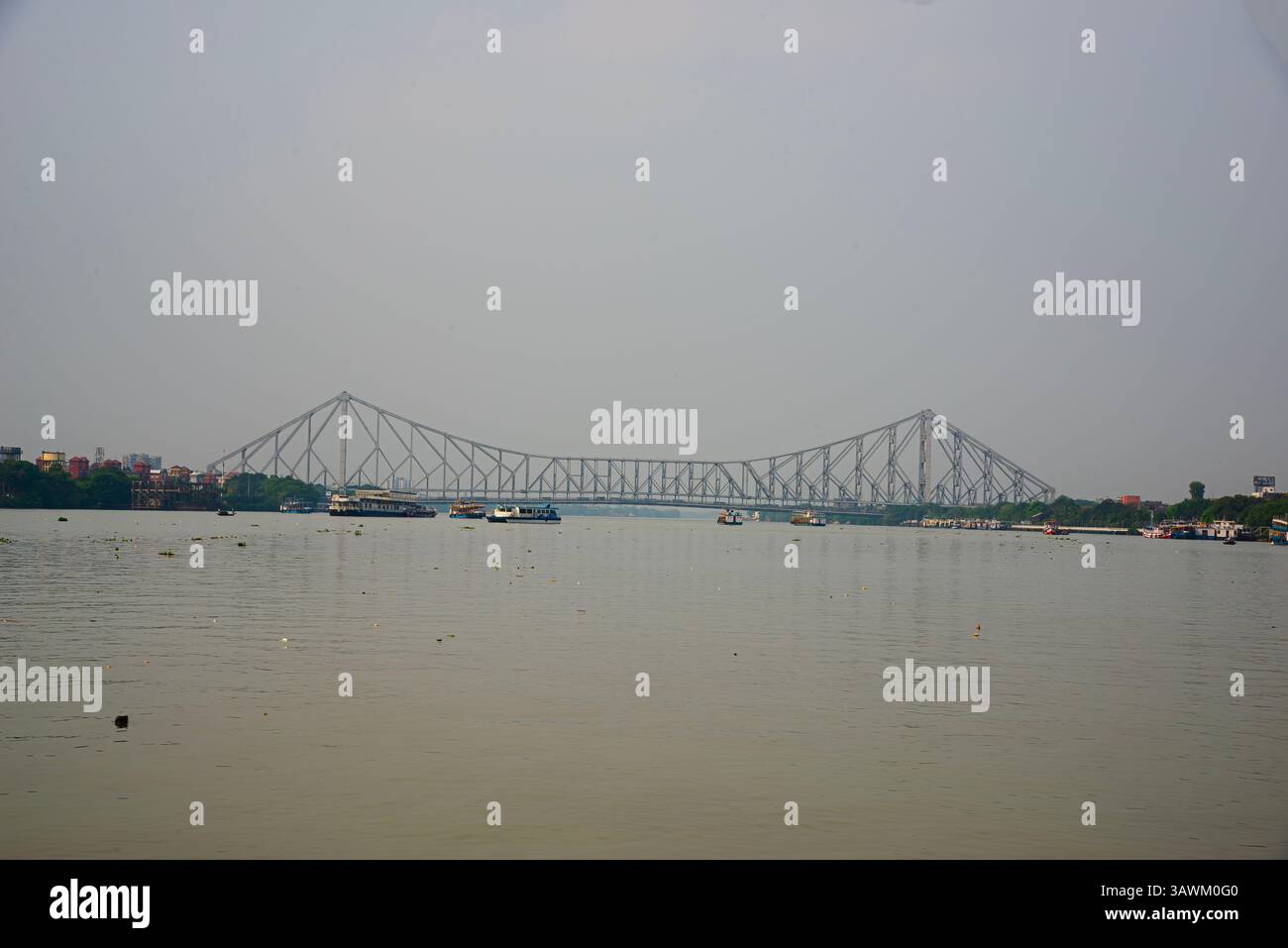 Voller Blick auf die Howrah-Brücke oder Rabindra Satu von der Mitte des Ganges. Auf der rechten Seite ist kalkutta oder kalkutta und auf der linken Seite ist Howrah City. Stockfoto