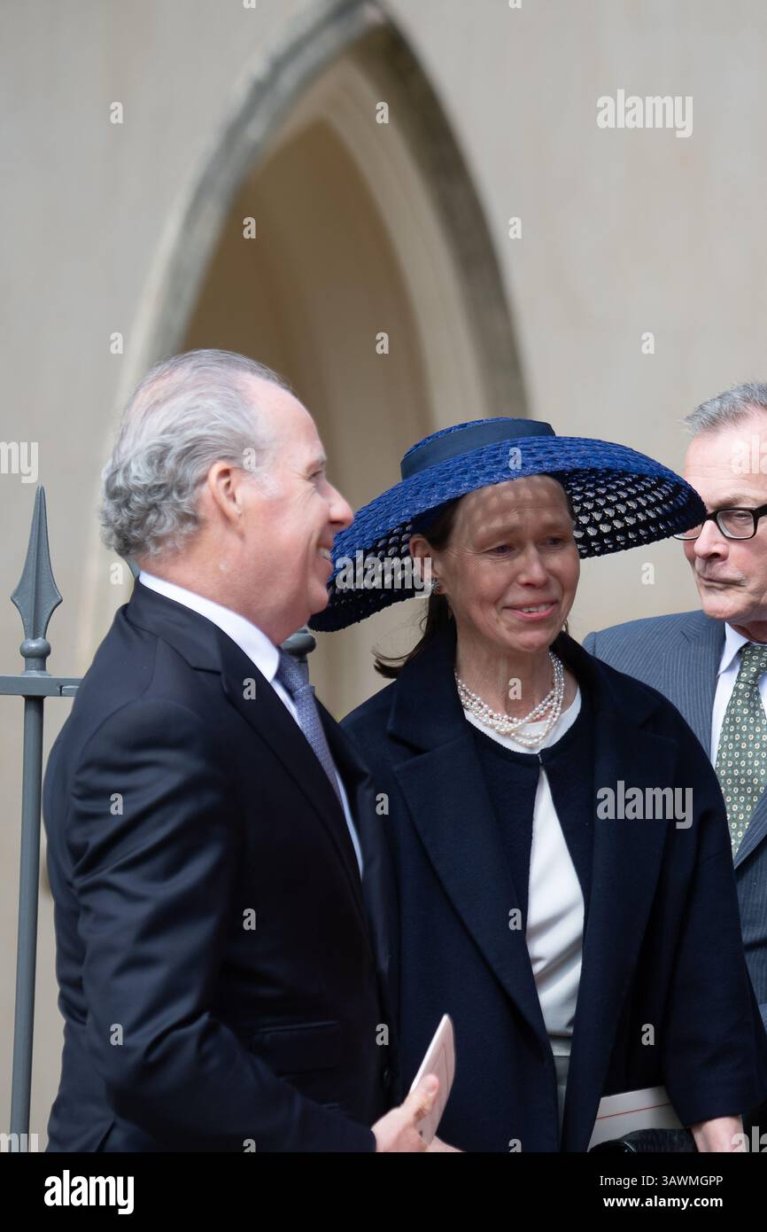 Windsor, Berkshire, Großbritannien. April 2025. David Armstrong-Jones (L), 2. Earl of Snowdon und Lady Sarah Chatto, Sohn und Tochter der verstorbenen Prinzessin Margaret, verließen die St. George's Chapel, nachdem sie am Ostersonntag teilgenommen hatten. Quelle: Maureen McLean/Alamy Live News Stockfoto