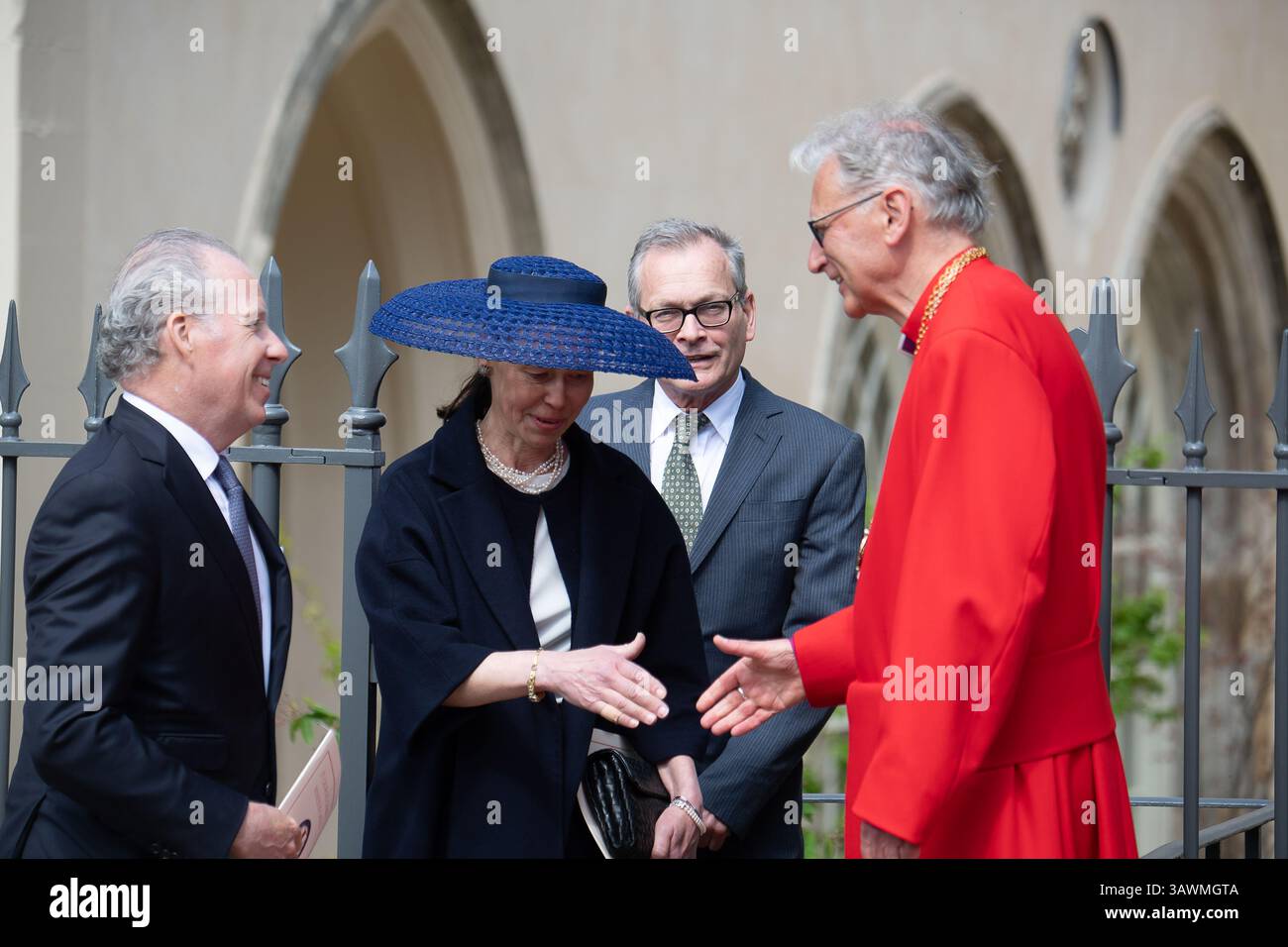Windsor, Berkshire, Großbritannien. April 2025. David Armstrong-Jones (L), 2. Earl of Snowdon und Lady Sarah Chatto, Sohn und Tochter der verstorbenen Prinzessin Margaret, verließen die St. George's Chapel, nachdem sie am Ostersonntag teilgenommen hatten. Quelle: Maureen McLean/Alamy Live News Stockfoto