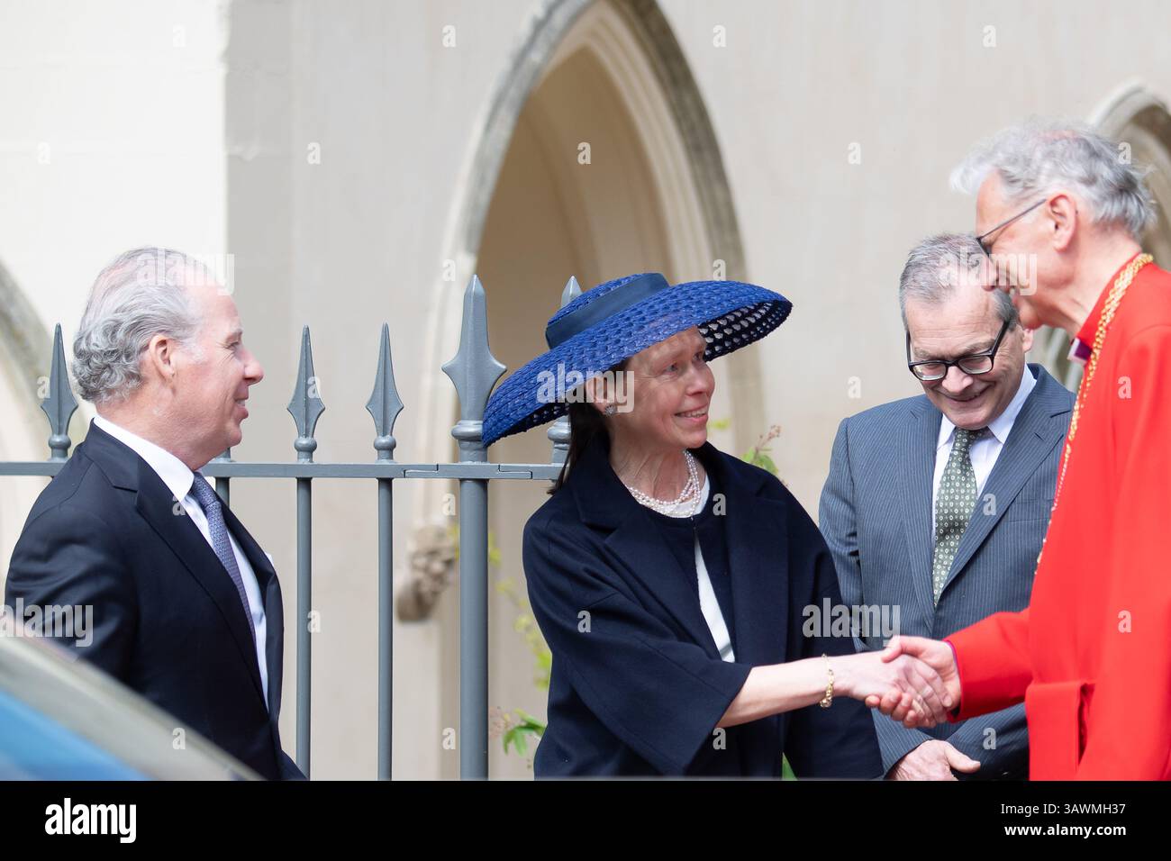 Windsor, Berkshire, Großbritannien. April 2025. David Armstrong-Jones (L), 2. Earl of Snowdon und Lady Sarah Chatto, Sohn und Tochter der verstorbenen Prinzessin Margaret, verließen die St. George's Chapel, nachdem sie am Ostersonntag teilgenommen hatten. Quelle: Maureen McLean/Alamy Live News Stockfoto