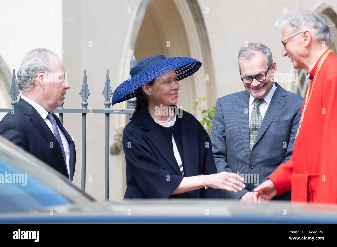 Windsor, Berkshire, Großbritannien. April 2025. David Armstrong-Jones (L), 2. Earl of Snowdon und Lady Sarah Chatto, Sohn und Tochter der verstorbenen Prinzessin Margaret, verließen die St. George's Chapel, nachdem sie am Ostersonntag teilgenommen hatten. Quelle: Maureen McLean/Alamy Live News Stockfoto
