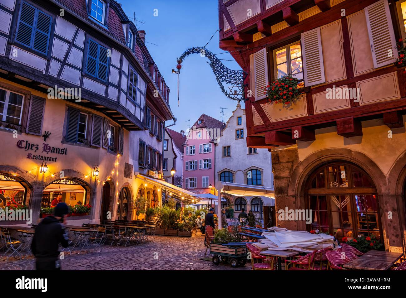 Abend in der bezaubernden Stadt Colmar im Elsass, Frankreich. Altstadt mit Restaurant Chez Hansi und traditionellen Fachwerkhäusern. Stockfoto