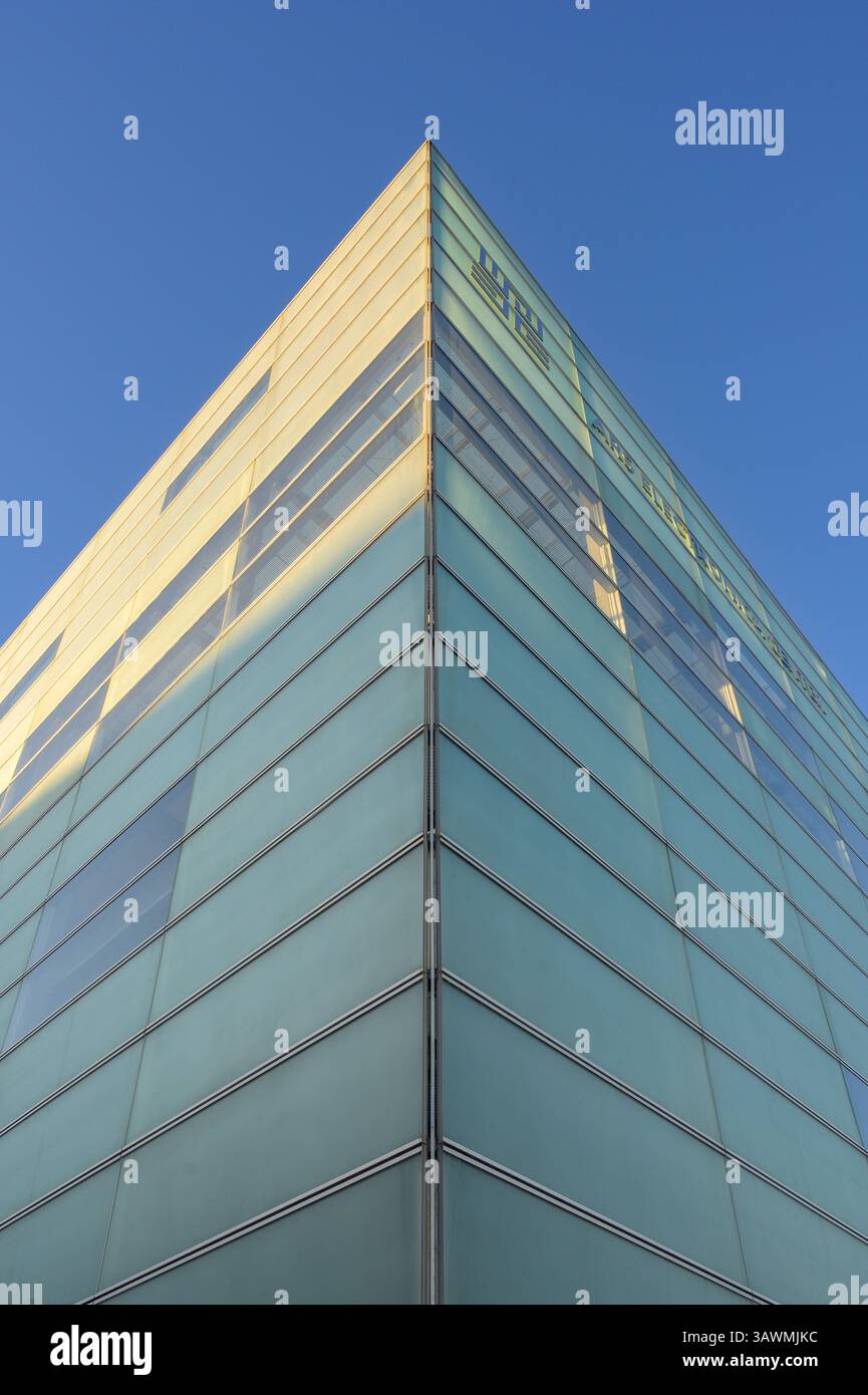 Besucher erkunden das ARS Electronica Center in Linz, Österreich, ein Drehkreuz für digitale Kunst und Technologie. Die Architektur zeigt modernes Design gegen einen Stockfoto