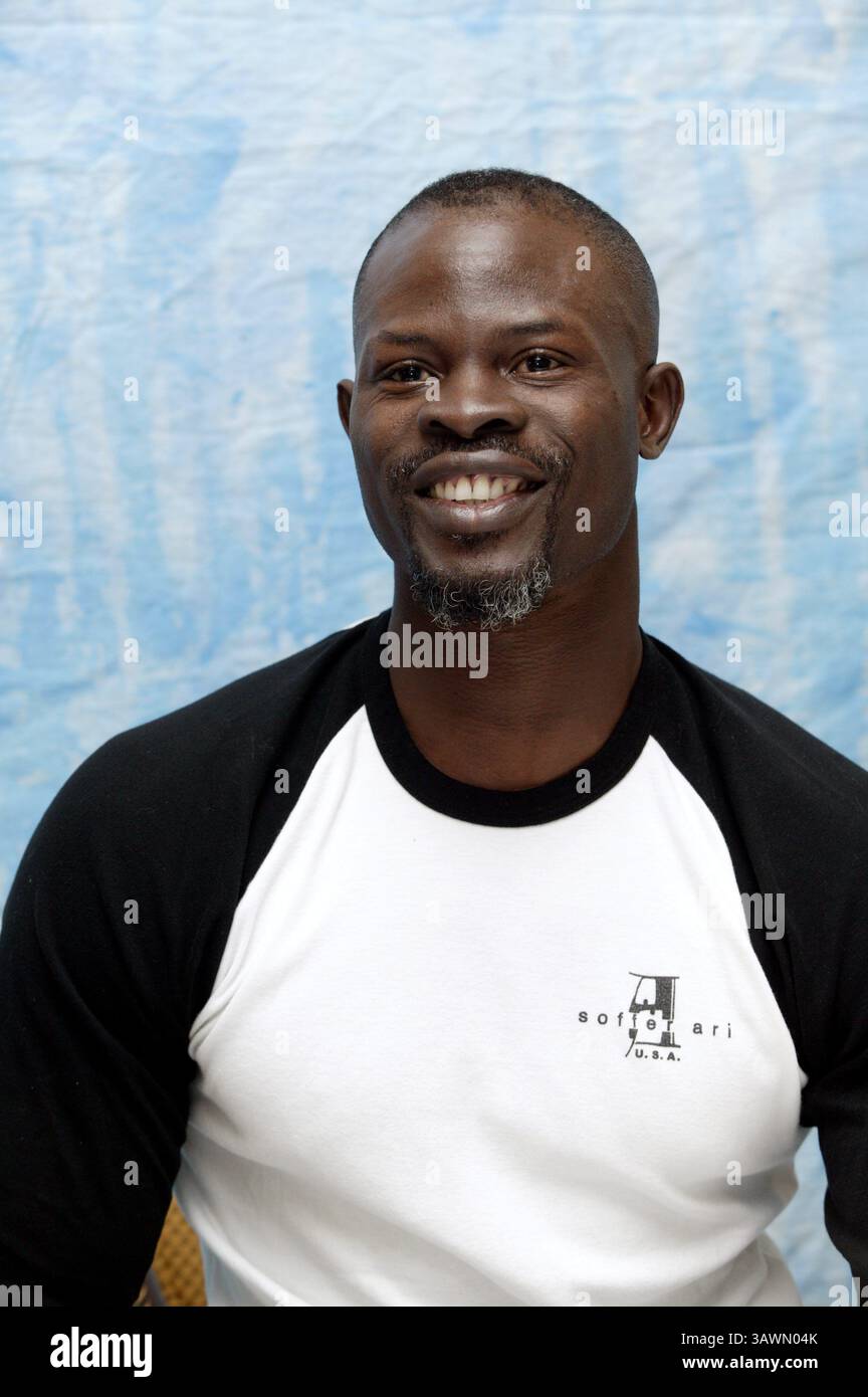 26. Oktober 2003: Hollywood, Kalifornien, USA – DJIMON HOUNSOU fördert Renegade Djimon Gaston Hounsou (* 24. April 1964) ist ein beninesisch-amerikanischer Schauspieler und Model. Hounsou begann seine Karriere in Musikvideos. Sein Filmdebüt gab er in Without You I’m Nothing (1990) und erlangte große Anerkennung für seine Rolle als Cinqué in Amistad (1997). Weitere Anerkennung erhielt er für seine Rollen in Gladiator (2000), in America (2003), Blood Diamond (2006) und erhielt den Academy Award für die Nominierungen für den besten Nebendarsteller für beide Filme sowie für seine Rollen in Guardians of the Galaxy Stockfoto