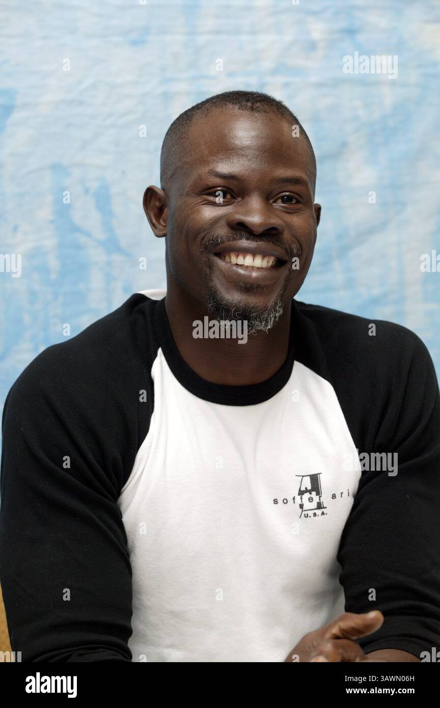 26. Oktober 2003: Hollywood, Kalifornien, USA – DJIMON HOUNSOU fördert Renegade Djimon Gaston Hounsou (* 24. April 1964) ist ein beninesisch-amerikanischer Schauspieler und Model. Hounsou begann seine Karriere in Musikvideos. Sein Filmdebüt gab er in Without You I’m Nothing (1990) und erlangte große Anerkennung für seine Rolle als Cinqué in Amistad (1997). Weitere Anerkennung erhielt er für seine Rollen in Gladiator (2000), in America (2003), Blood Diamond (2006) und erhielt den Academy Award für die Nominierungen für den besten Nebendarsteller für beide Filme sowie für seine Rollen in Guardians of the Galaxy Stockfoto