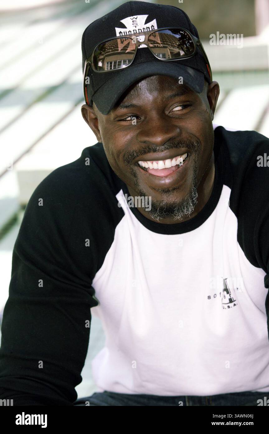 26. Oktober 2003: Hollywood, Kalifornien, USA – DJIMON HOUNSOU fördert Renegade Djimon Gaston Hounsou (* 24. April 1964) ist ein beninesisch-amerikanischer Schauspieler und Model. Hounsou begann seine Karriere in Musikvideos. Sein Filmdebüt gab er in Without You I’m Nothing (1990) und erlangte große Anerkennung für seine Rolle als Cinqué in Amistad (1997). Weitere Anerkennung erhielt er für seine Rollen in Gladiator (2000), in America (2003), Blood Diamond (2006) und erhielt den Academy Award für die Nominierungen für den besten Nebendarsteller für beide Filme sowie für seine Rollen in Guardians of the Galaxy Stockfoto