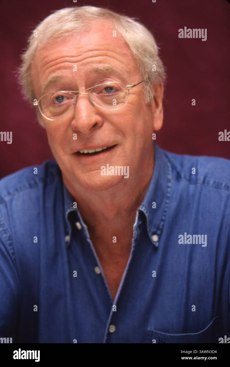 10. August 2003 – Hollywood, Kalifornien, USA – MICHAEL CAINE wirbt für „Second Hand Lions“. Sir Michael Caine, CBE (* 14. März 1933 in Maurice Joseph Micklewhite) ist ein britischer Schauspieler und Autor. Caine ist bekannt für seinen markanten Cockney-Akzent in der Arbeiterklasse und ist in über 115 Filmen zu sehen und gilt als britische Filmikone. Seinen Durchbruch schaffte er in den 1960er Jahren mit Zulu (1964), The Ipcress File (1965), Alfie (1966), für den er für einen Academy Award, den Italian Job (1969) und Battle of Britain (1969) nominiert wurde. Zu seinen bekanntesten Rollen in den 1970er Jahren zählte Get Carter (1971), The Las Stockfoto