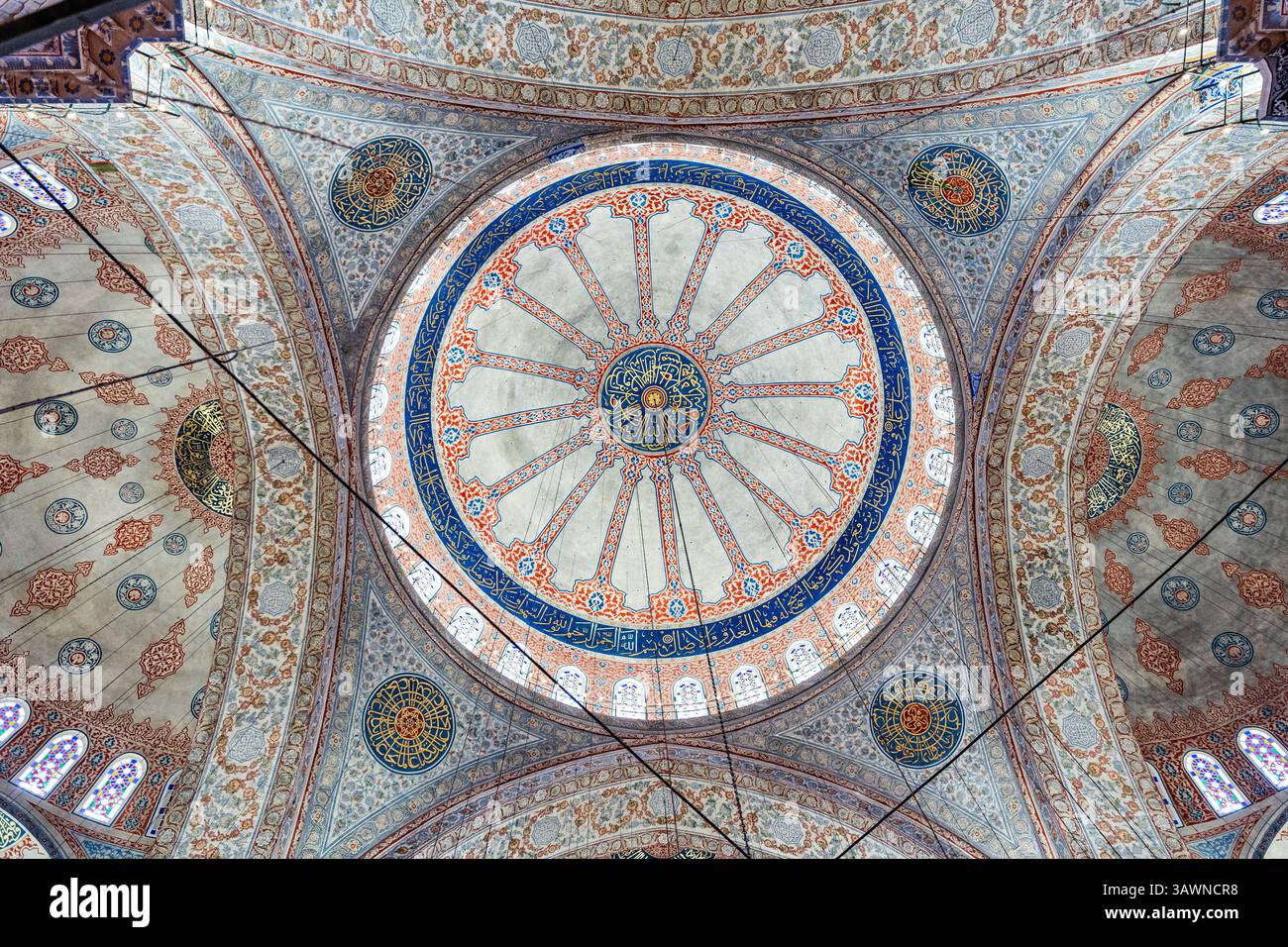 Innenansicht der herrlichen Kuppel der Blauen Moschee (Sultanahmet Camii) mit Iznik-Fliesen und architektonischen Details aus der osmanischen Ära, Istanbul, Türkei Stockfoto