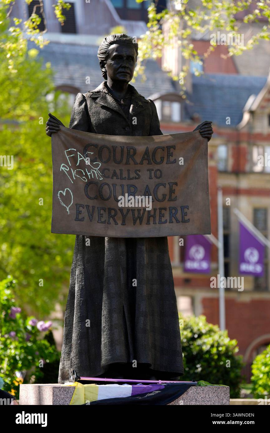 Aktenfoto vom 19./04/25 von Graffiti auf einer Statue von Millicent Fawcett am Parliament Square, London. Die Metropolitan Police hat einen Aufruf zur Information erneuert, nachdem sieben Statuen während eines Trans-Rights-Protests am Samstag in London mit Graffiti übergossen wurden. Ausgabedatum: Sonntag, 20. April 2025. Stockfoto