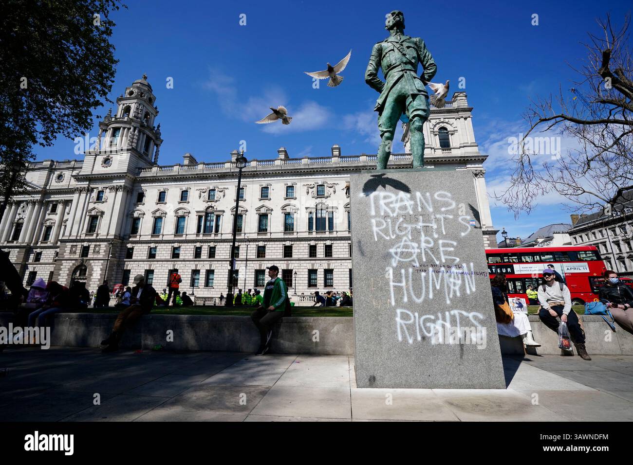 Aktenfoto vom 04/25 von Graffiti auf einer Statue von Jan Christian Smuts auf dem Parliament Square, London. Die Metropolitan Police hat einen Aufruf zur Information erneuert, nachdem sieben Statuen während eines Trans-Rights-Protests am Samstag in London mit Graffiti übergossen wurden. Ausgabedatum: Sonntag, 20. April 2025. Stockfoto