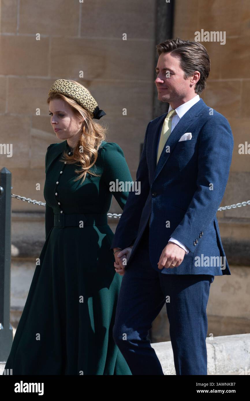 Windsor, Berkshire, Großbritannien. April 2025. Prinzessin Beatrice und ihr Ehemann Edoardo Mapelli mozzi kommen zum Ostersonntagmorgen-Gottesdienst in Windsor Castle an, an dem Mitglieder der königlichen Familie teilnehmen. Quelle: Maureen McLean/Alamy Live News Stockfoto