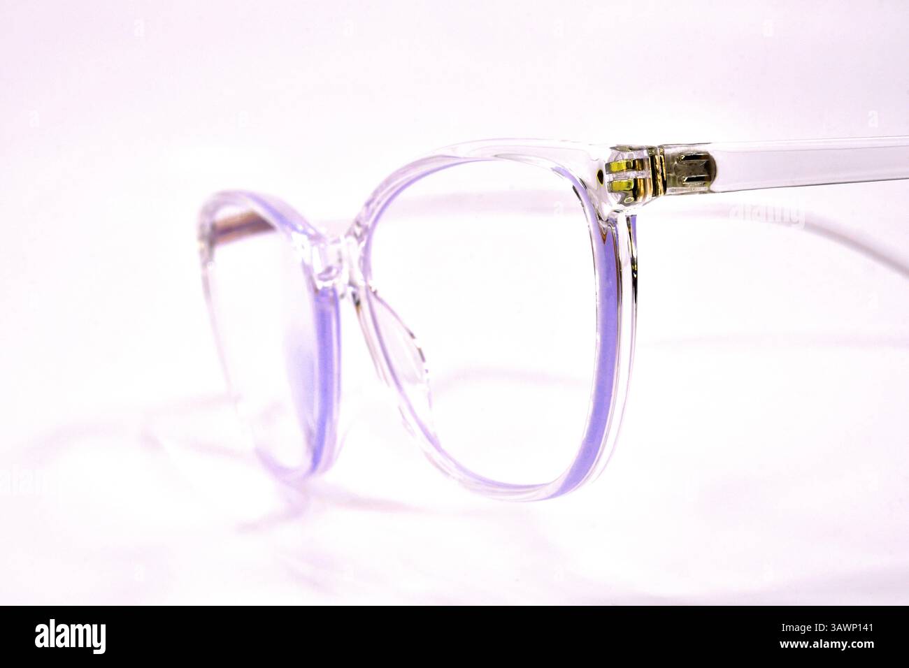 Nahaufnahme der Seite einer Damenbrille mit transparentem violettem Rahmen. Keine Personen. Stockfoto