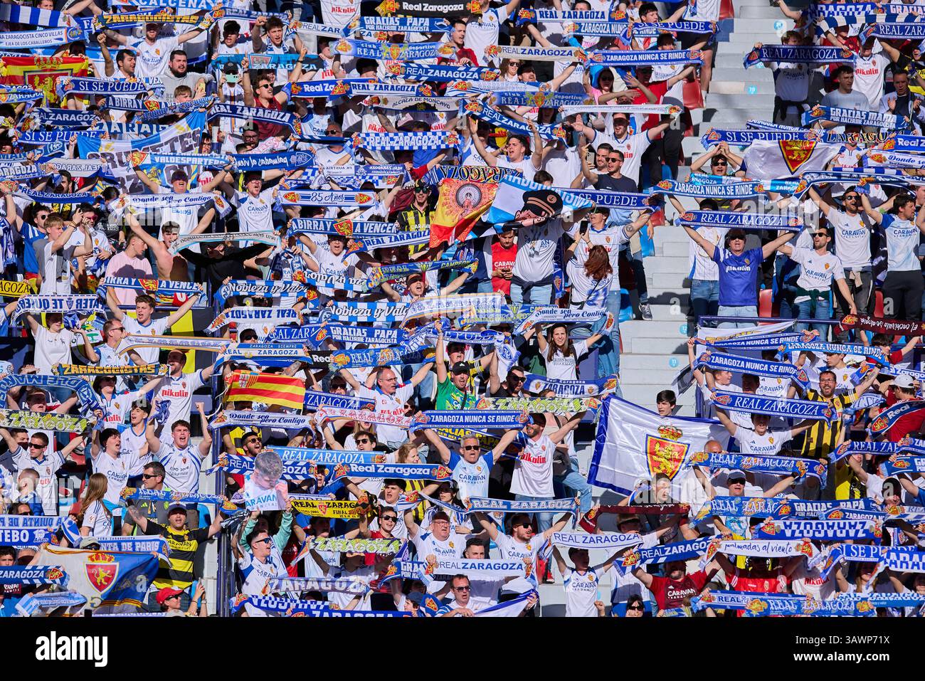 Valencia, Spanien. April 2025. VALENCIA, SPANIEN - 19. APRIL: Real Zaragoza Fans beim LaLiga Hypermotion Spiel zwischen Levante UD und Real Zaragoza im Ciutat de Valencia Stadium am 19. April 2025 in Valencia. (Foto von Jose Torres/Photo Players Images/Magara Press) Credit: Magara Press SL/Alamy Live News Stockfoto