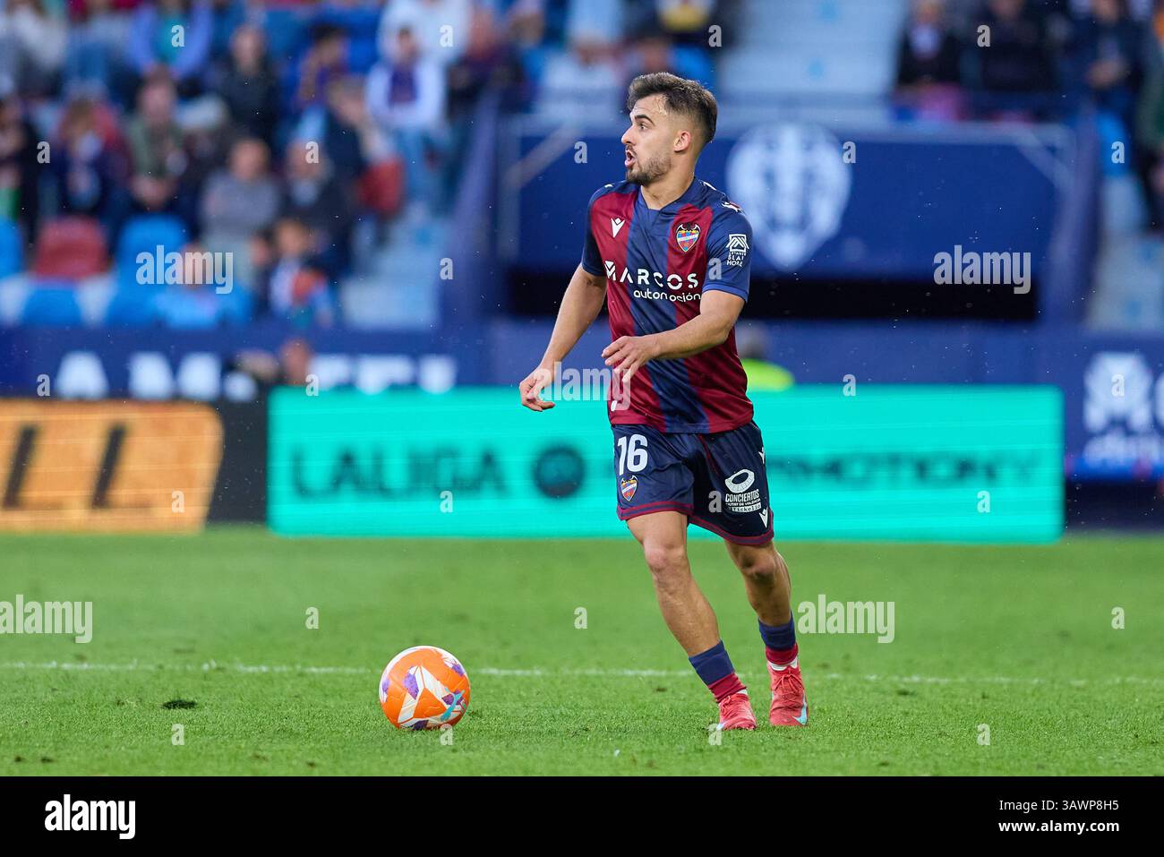 Valencia, Spanien. April 2025. VALENCIA, SPANIEN - 19. APRIL: Diego Pampin von Levante UD läuft mit dem Ball während des LaLiga Hypermotion-Spiels zwischen Levante UD und Real Zaragoza am 19. April 2025 im Ciutat de Valencia Stadium in Valencia. (Foto von Jose Torres/Photo Players Images/Magara Press) Credit: Magara Press SL/Alamy Live News Stockfoto