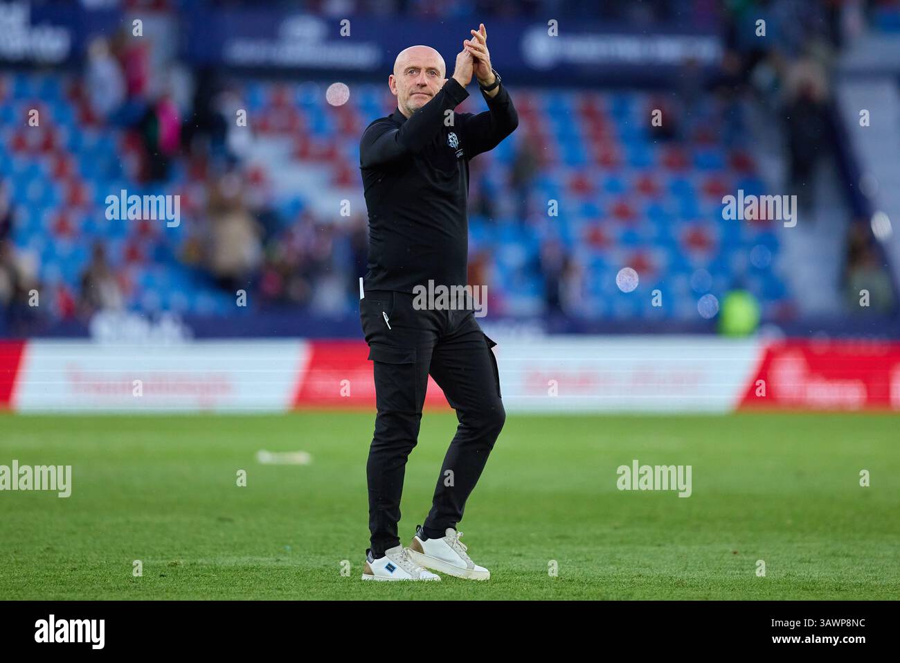 Valencia, Spanien. April 2025. VALENCIA, SPANIEN - 19. APRIL: Julian Calero Cheftrainer von Levante UD feiert während des LaLiga Hypermotion-Spiels zwischen Levante UD und Real Zaragoza am 19. April 2025 im Ciutat de Valencia Stadium in Valencia. (Foto von Jose Torres/Photo Players Images/Magara Press) Credit: Magara Press SL/Alamy Live News Stockfoto