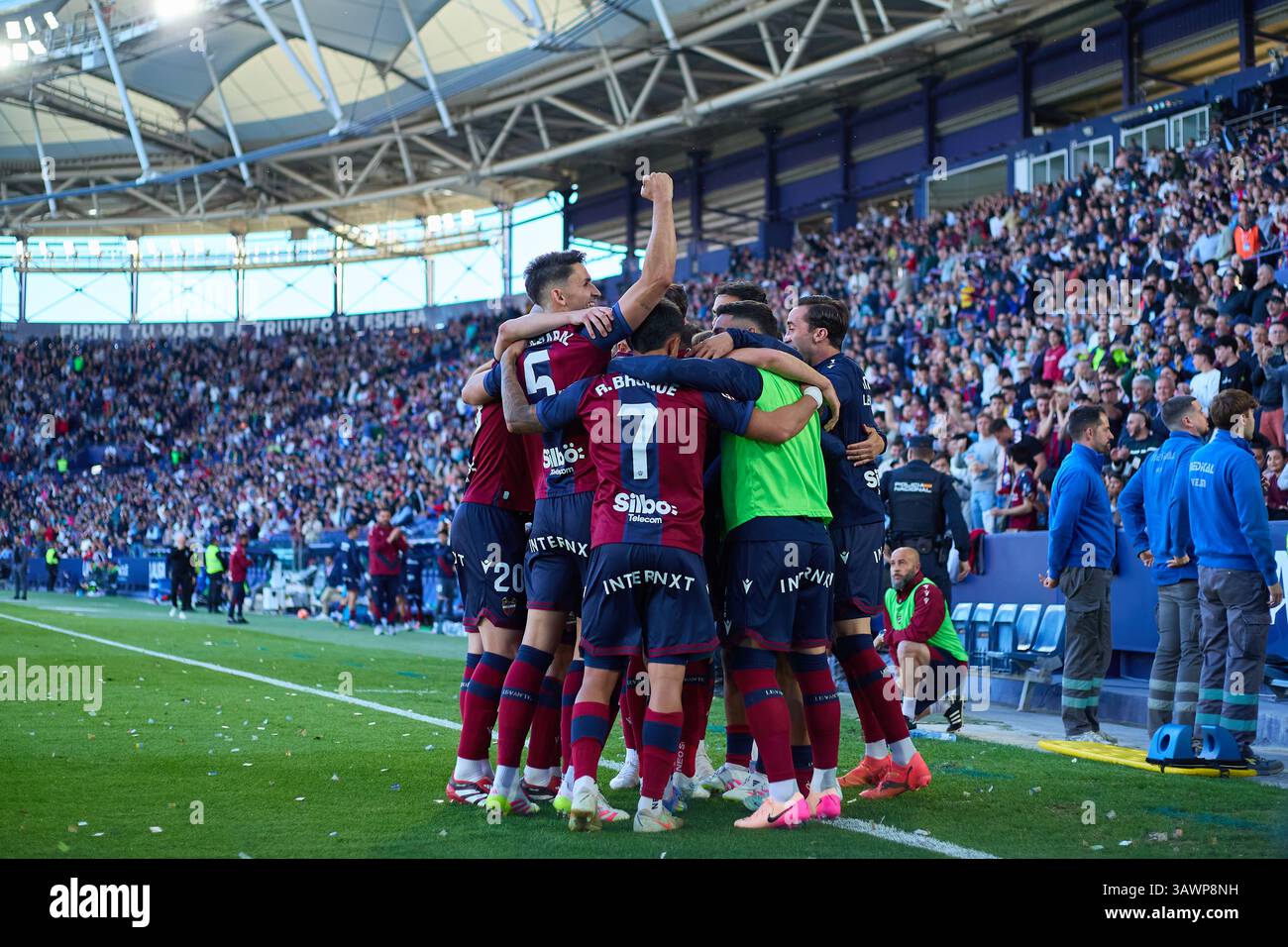 Valencia, Spanien. April 2025. VALENCIA, SPANIEN - 19. APRIL: Das Team Levante UD feiert am 19. April 2025 im Ciutat de Valencia Stadion während des LaLiga Hypermotion-Spiels zwischen Levante UD und Real Zaragoza. (Foto von Jose Torres/Photo Players Images/Magara Press) Credit: Magara Press SL/Alamy Live News Stockfoto