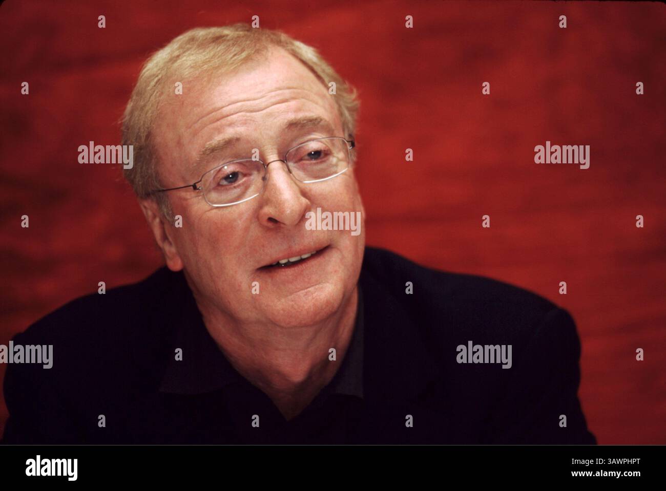 16. November 2002 – Hollywood, Kalifornien, USA – MICHAEL CAINE wirbt für „The Quiet American“. Sir Michael Caine, CBE (* 14. März 1933 in Maurice Joseph Micklewhite) ist ein britischer Schauspieler und Autor. Caine ist bekannt für seinen markanten Cockney-Akzent in der Arbeiterklasse und ist in über 115 Filmen zu sehen und gilt als britische Filmikone. Seinen Durchbruch schaffte er in den 1960er Jahren mit Zulu (1964), The Ipcress File (1965), Alfie (1966), für den er für einen Academy Award, den Italian Job (1969) und Battle of Britain (1969) nominiert wurde. Zu seinen bekanntesten Rollen in den 1970er Jahren zählte Get Carter (1971), The Stockfoto