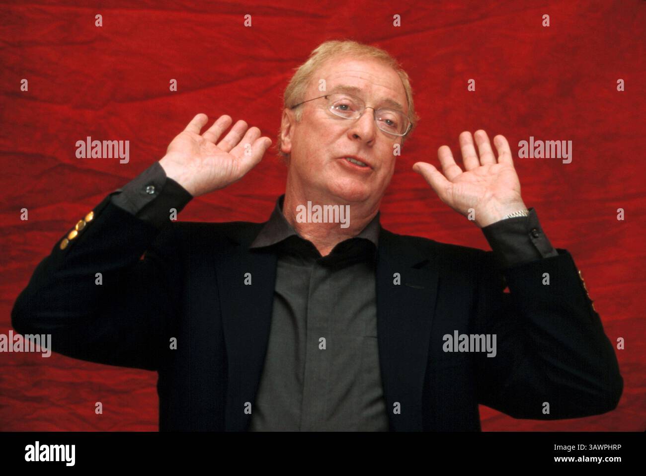 16. November 2002 – Hollywood, Kalifornien, USA – MICHAEL CAINE wirbt für „The Quiet American“. Sir Michael Caine, CBE (* 14. März 1933 in Maurice Joseph Micklewhite) ist ein britischer Schauspieler und Autor. Caine ist bekannt für seinen markanten Cockney-Akzent in der Arbeiterklasse und ist in über 115 Filmen zu sehen und gilt als britische Filmikone. Seinen Durchbruch schaffte er in den 1960er Jahren mit Zulu (1964), The Ipcress File (1965), Alfie (1966), für den er für einen Academy Award, den Italian Job (1969) und Battle of Britain (1969) nominiert wurde. Zu seinen bekanntesten Rollen in den 1970er Jahren zählte Get Carter (1971), The Stockfoto