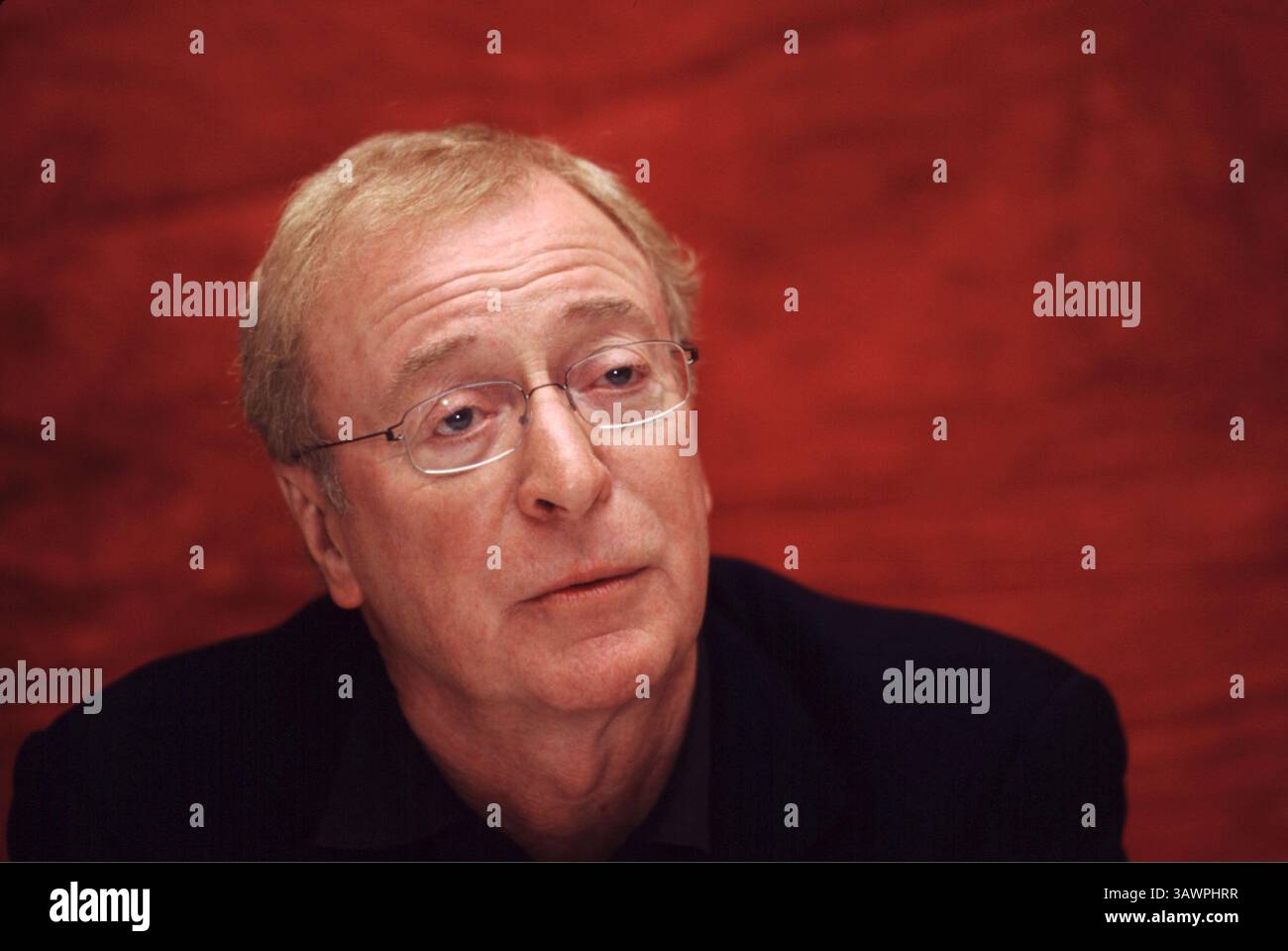 16. November 2002 – Hollywood, Kalifornien, USA – MICHAEL CAINE wirbt für „The Quiet American“. Sir Michael Caine, CBE (* 14. März 1933 in Maurice Joseph Micklewhite) ist ein britischer Schauspieler und Autor. Caine ist bekannt für seinen markanten Cockney-Akzent in der Arbeiterklasse und ist in über 115 Filmen zu sehen und gilt als britische Filmikone. Seinen Durchbruch schaffte er in den 1960er Jahren mit Zulu (1964), The Ipcress File (1965), Alfie (1966), für den er für einen Academy Award, den Italian Job (1969) und Battle of Britain (1969) nominiert wurde. Zu seinen bekanntesten Rollen in den 1970er Jahren zählte Get Carter (1971), The Stockfoto