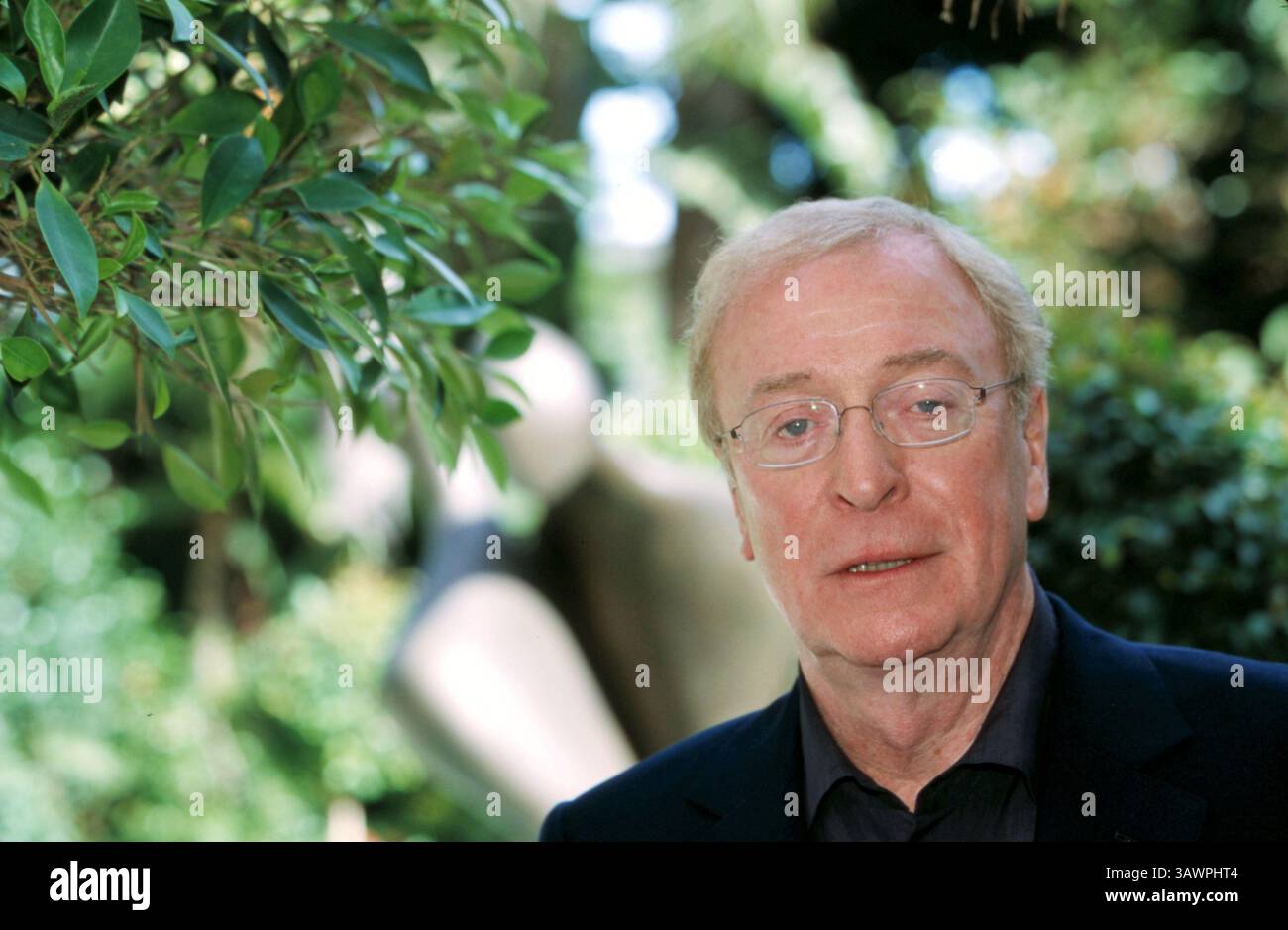 16. November 2002 – Hollywood, Kalifornien, USA – MICHAEL CAINE wirbt für „The Quiet American“. Sir Michael Caine, CBE (* 14. März 1933 in Maurice Joseph Micklewhite) ist ein britischer Schauspieler und Autor. Caine ist bekannt für seinen markanten Cockney-Akzent in der Arbeiterklasse und ist in über 115 Filmen zu sehen und gilt als britische Filmikone. Seinen Durchbruch schaffte er in den 1960er Jahren mit Zulu (1964), The Ipcress File (1965), Alfie (1966), für den er für einen Academy Award, den Italian Job (1969) und Battle of Britain (1969) nominiert wurde. Zu seinen bekanntesten Rollen in den 1970er Jahren zählte Get Carter (1971), The Stockfoto