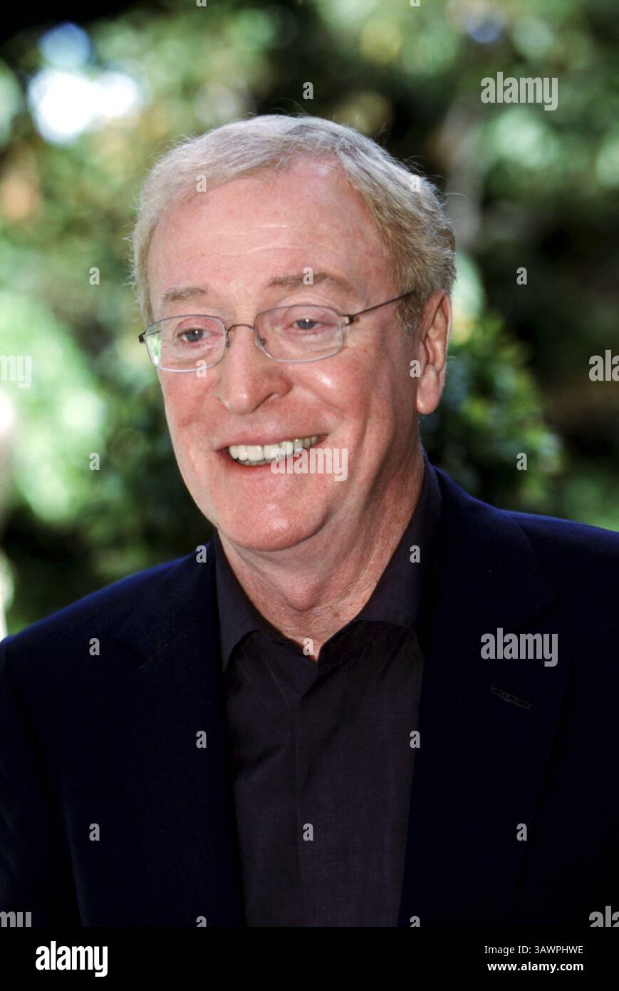 16. November 2002 – Hollywood, Kalifornien, USA – MICHAEL CAINE wirbt für „The Quiet American“. Sir Michael Caine, CBE (* 14. März 1933 in Maurice Joseph Micklewhite) ist ein britischer Schauspieler und Autor. Caine ist bekannt für seinen markanten Cockney-Akzent in der Arbeiterklasse und ist in über 115 Filmen zu sehen und gilt als britische Filmikone. Seinen Durchbruch schaffte er in den 1960er Jahren mit Zulu (1964), The Ipcress File (1965), Alfie (1966), für den er für einen Academy Award, den Italian Job (1969) und Battle of Britain (1969) nominiert wurde. Zu seinen bekanntesten Rollen in den 1970er Jahren zählte Get Carter (1971), The Stockfoto