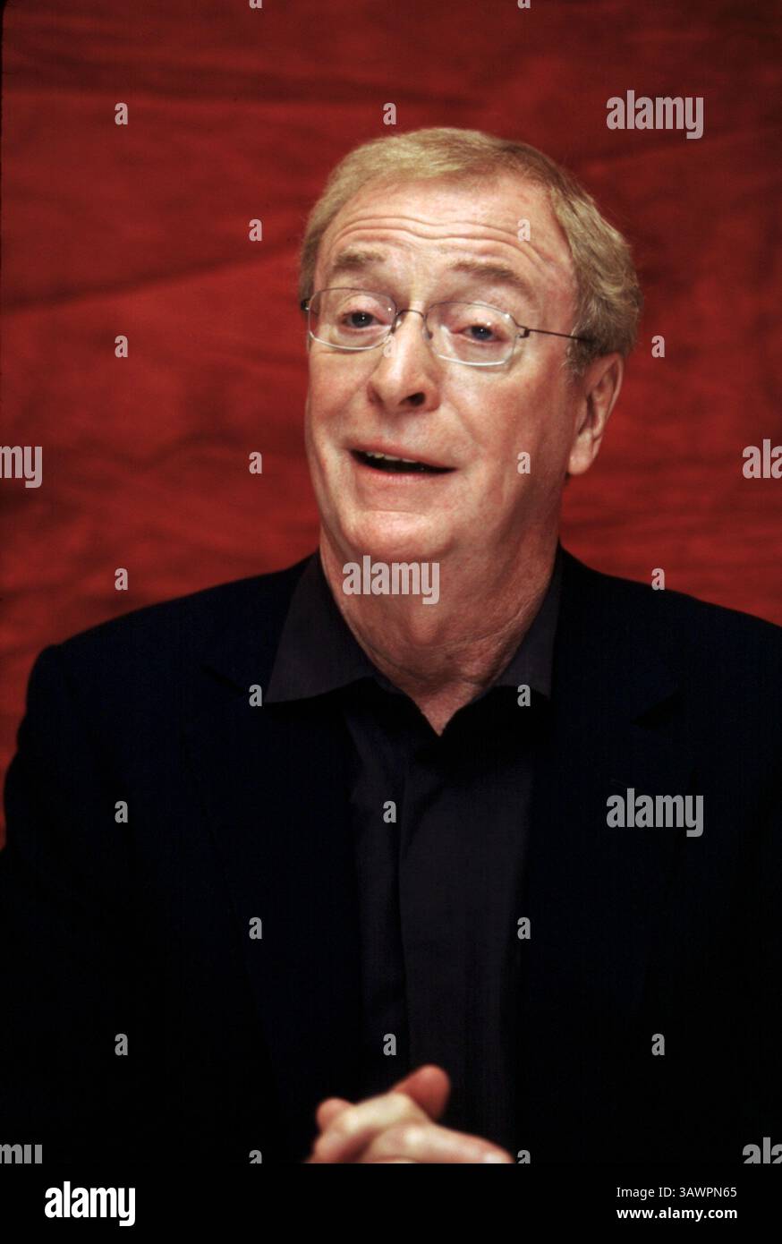 16. November 2002 – Hollywood, Kalifornien, USA – MICHAEL CAINE wirbt für „The Quiet American“. Sir Michael Caine, CBE (* 14. März 1933 in Maurice Joseph Micklewhite) ist ein britischer Schauspieler und Autor. Caine ist bekannt für seinen markanten Cockney-Akzent in der Arbeiterklasse und ist in über 115 Filmen zu sehen und gilt als britische Filmikone. Seinen Durchbruch schaffte er in den 1960er Jahren mit Zulu (1964), The Ipcress File (1965), Alfie (1966), für den er für einen Academy Award, den Italian Job (1969) und Battle of Britain (1969) nominiert wurde. Zu seinen bekanntesten Rollen in den 1970er Jahren zählte Get Carter (1971), The Stockfoto