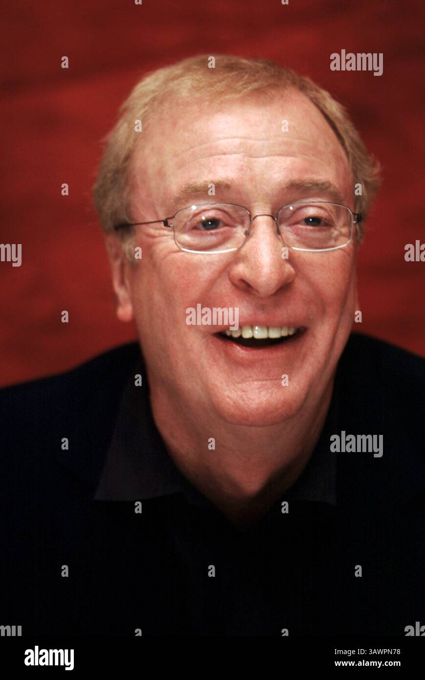 16. November 2002 – Hollywood, Kalifornien, USA – MICHAEL CAINE wirbt für „The Quiet American“. Sir Michael Caine, CBE (* 14. März 1933 in Maurice Joseph Micklewhite) ist ein britischer Schauspieler und Autor. Caine ist bekannt für seinen markanten Cockney-Akzent in der Arbeiterklasse und ist in über 115 Filmen zu sehen und gilt als britische Filmikone. Seinen Durchbruch schaffte er in den 1960er Jahren mit Zulu (1964), The Ipcress File (1965), Alfie (1966), für den er für einen Academy Award, den Italian Job (1969) und Battle of Britain (1969) nominiert wurde. Zu seinen bekanntesten Rollen in den 1970er Jahren zählte Get Carter (1971), The Stockfoto