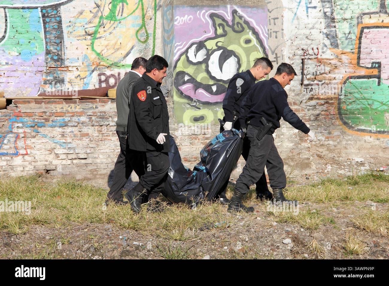 21. Mai 2013 - Buenos Aires, Argentinien - die Polizei entfernte die Leiche eines Mannes, der auf der Seite der Bahngleise in Palermo erscheint. Die Seite der Bahngleise San MartÃ­n zwischen den Bahnhöfen Palermo und Chacarita ist ein Gebiet hoher sozialer Konflikte. Obdachlose Jugendliche, die Pappe sammeln und eine Reihe von armen Siedlungen gebaut haben, in denen soziale Konflikte häufig vorkommen. (Bild: © Claudio Santisteban/ZUMA Wire/ZUMAPRESS.com) Stockfoto