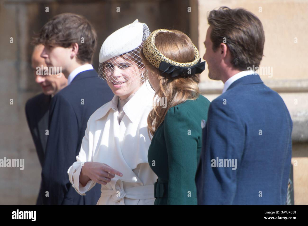 Windsor, Großbritannien. April 2025. Im Bild: (L-R) - Prinz Edward - Herzog von Edinburgh, James - Earl of Wessex, Prinzessin Eugenie, Prinzessin Beatrice, Edoardo Mapelli mozzi nimmt an einem Ostergottesdienst in der St. George's Chapel, Windsor Castle Teil. Quelle: Justin Ng/Alamy Live News Stockfoto