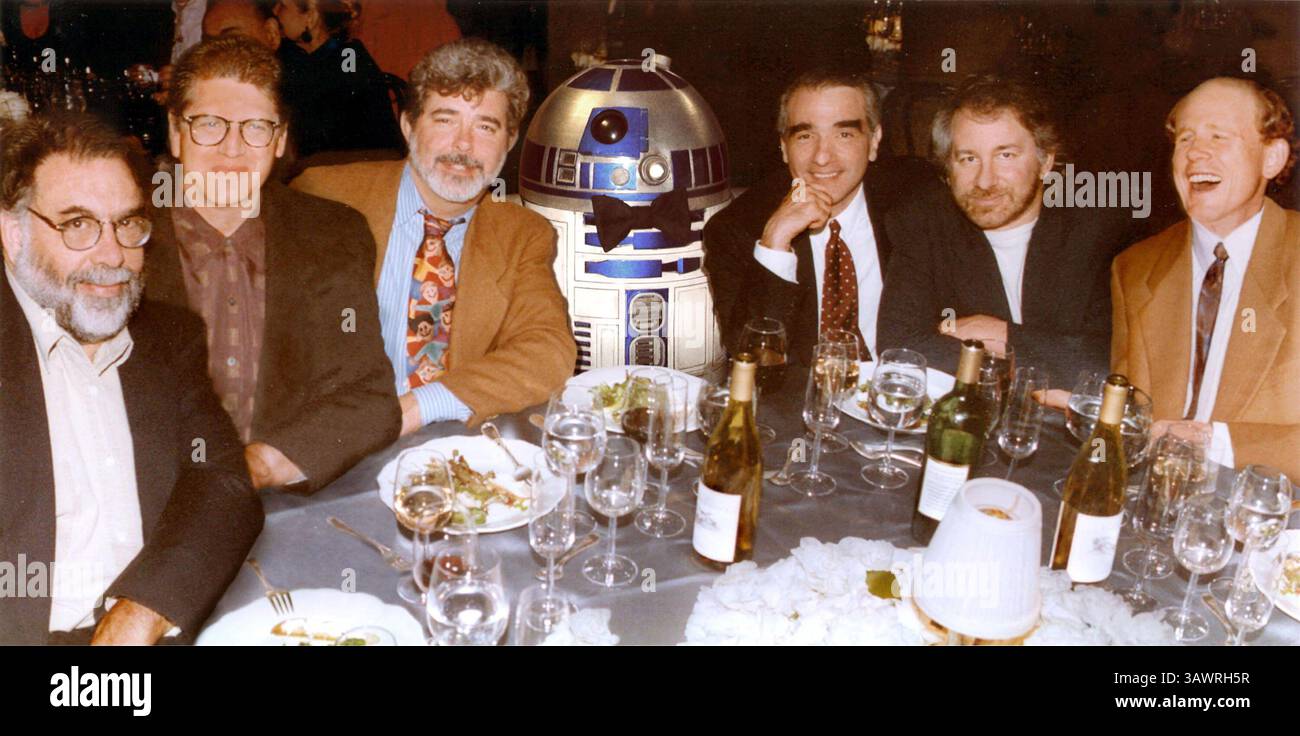 13. August 2016: Der britische Schauspieler, der R2-D2 in den Star Wars Filmen spielte, starb im Alter von 83 Jahren nach langer Krankheit. KENNY BAKER, der 1,80 m groß war, wurde 1977 berühmt, als er zum ersten Mal die Roboterfigur spielte. In den 1980er Jahren trat Baker auch in einer Reihe anderer populärer Filme auf, darunter The Elephant man, Time Bandits und Flash Gordon. Abbildung: 23. November 2001; Hollywood, Kalifornien, USA; (L-R) Direktoren Francis Ford Coppola, Robert Zemeckis, George Lucas, R2D2 Kenny Baker, Martin Scorcese, Steven Spielberg Und Ron Howard. (Kreditbild: ZUMA Press/ZUMAPRESS.com) Stockfoto