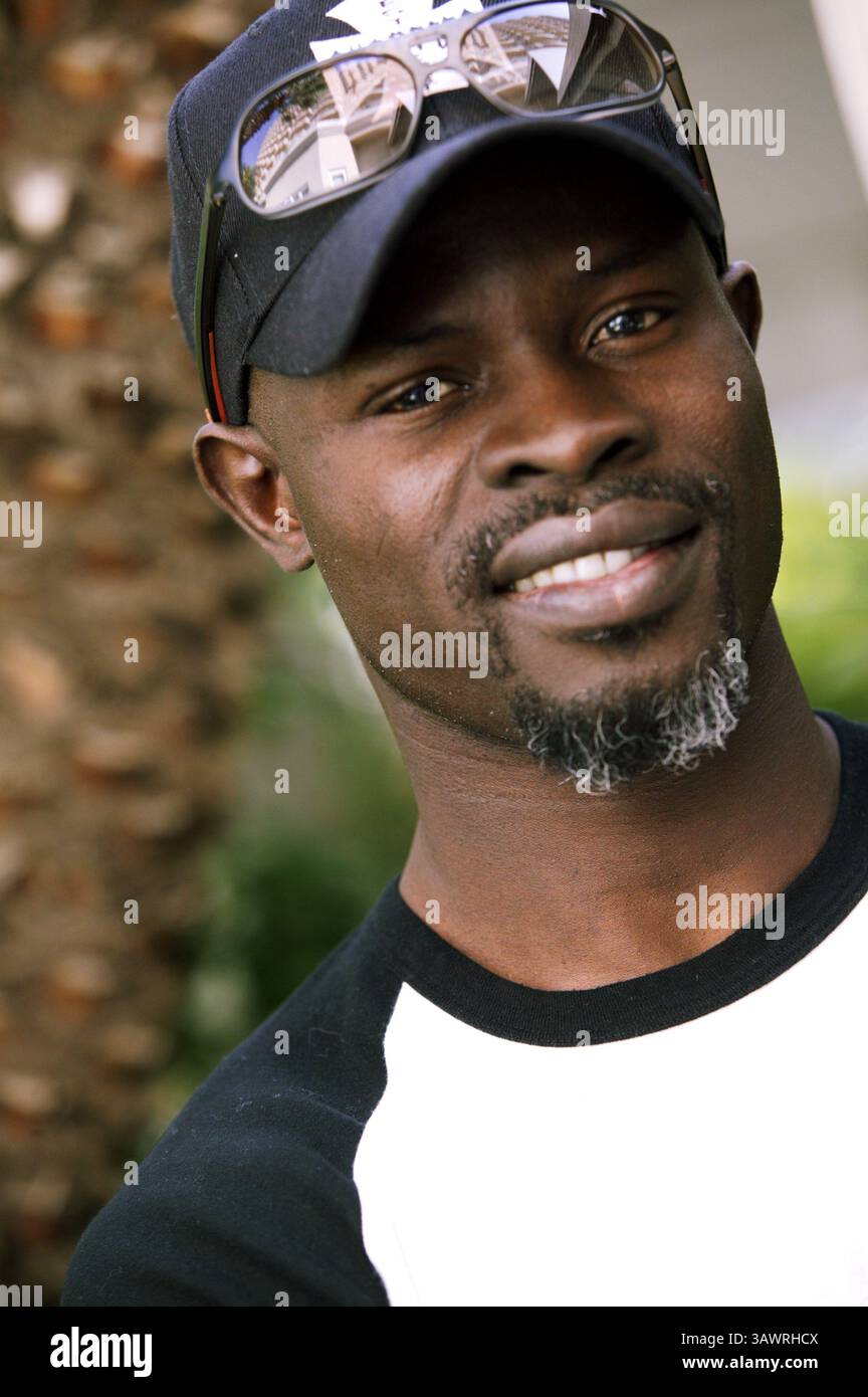 26. Oktober 2003: Hollywood, Kalifornien, USA – DJIMON HOUNSOU fördert Renegade Djimon Gaston Hounsou (* 24. April 1964) ist ein beninesisch-amerikanischer Schauspieler und Model. Hounsou begann seine Karriere in Musikvideos. Sein Filmdebüt gab er in Without You I’m Nothing (1990) und erlangte große Anerkennung für seine Rolle als Cinqué in Amistad (1997). Weitere Anerkennung erhielt er für seine Rollen in Gladiator (2000), in America (2003), Blood Diamond (2006) und erhielt den Academy Award für die Nominierungen für den besten Nebendarsteller für beide Filme sowie für seine Rollen in Guardians of the Galaxy Stockfoto